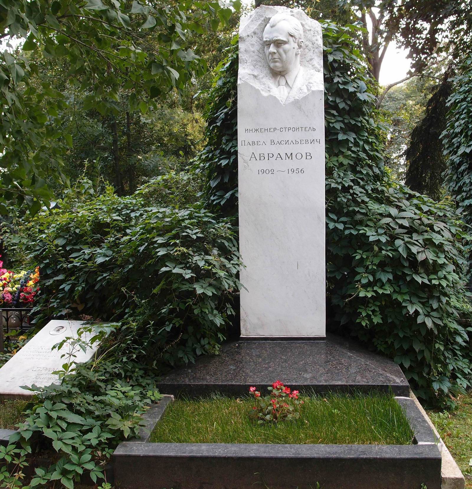 Памятник на могиле Абрамова П.В. (1902–1956), ск. Д.Стреляев, арх. Р.Абрамова, на Новодевичьем кладбище (1–41–8).