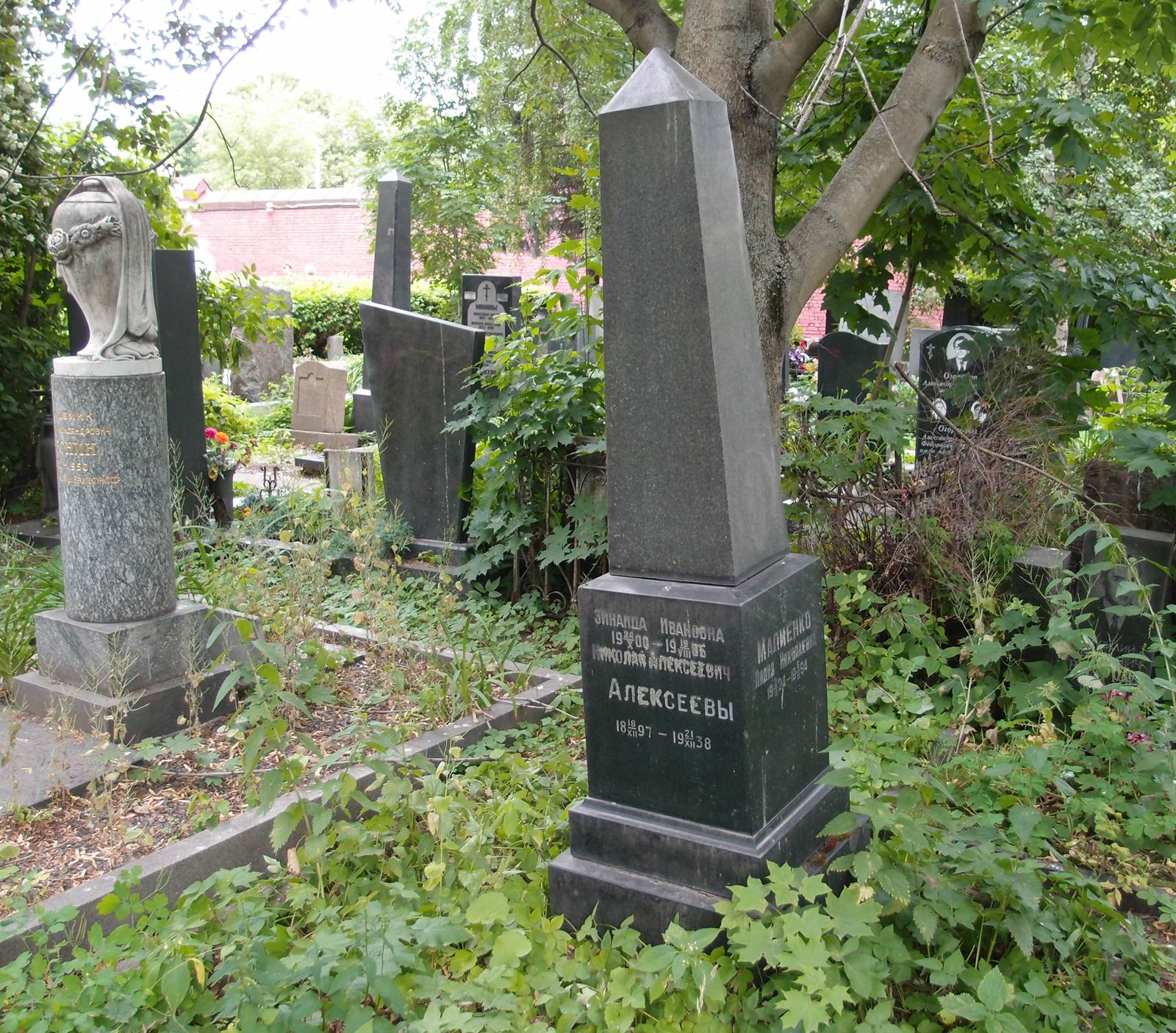 Памятник на могиле Алексеева Н.А. (1897–1938), на Новодевичьем кладбище (1–33–3).