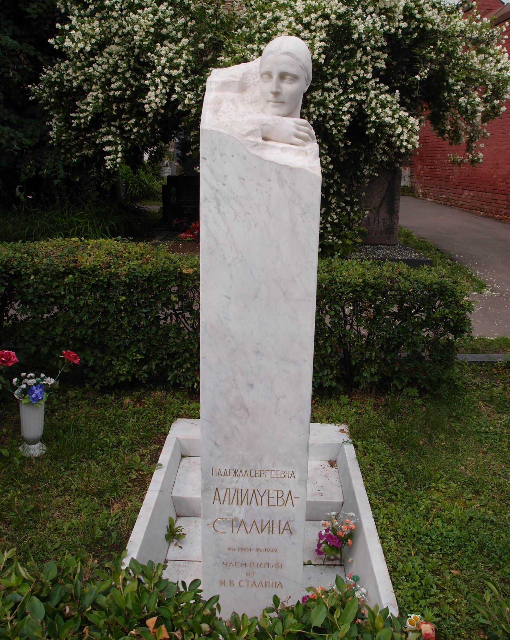 Памятник на могиле Аллилуевой Н.С. (1901-1932), ск. И.Шадр, арх. И.Жолтовский (подлинник портрета в Третьяковской галерее; копия ск. В.Цигаль), на Новодевичьем кладбище (1-43а-7).