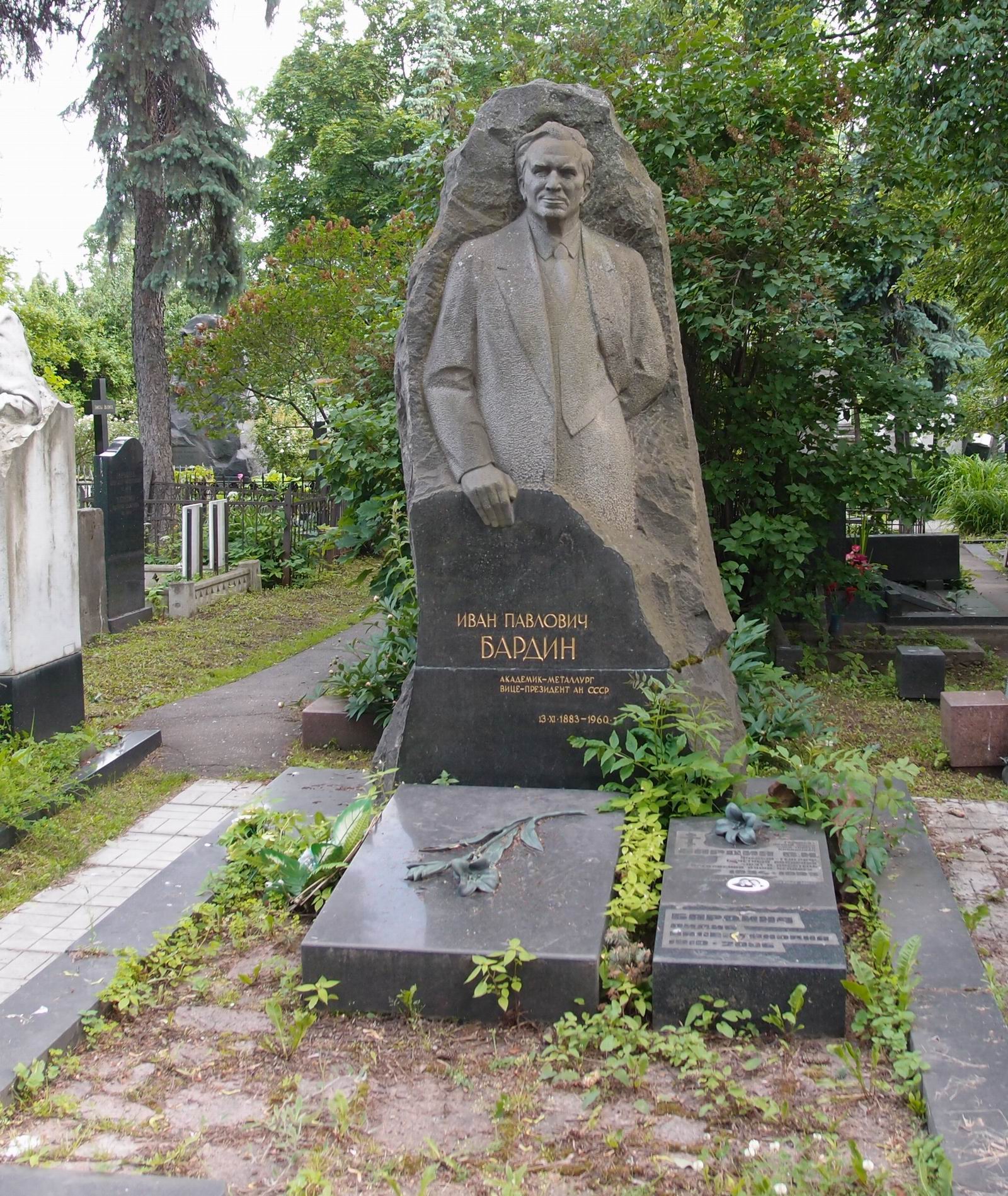 Памятник на могиле Бардина И.П. (1883–1960), ск. М.Оленин, арх. А.Ростковский, на Новодевичьем кладбище (1–41–1).