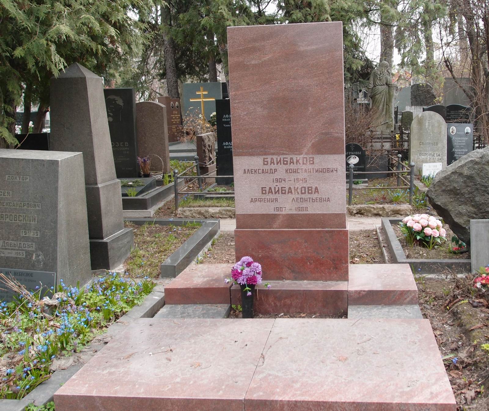 Памятник на могиле Байбакова А.К. (1904–1945), арх. А.Гераскин, на Новодевичьем кладбище (1–13–7).