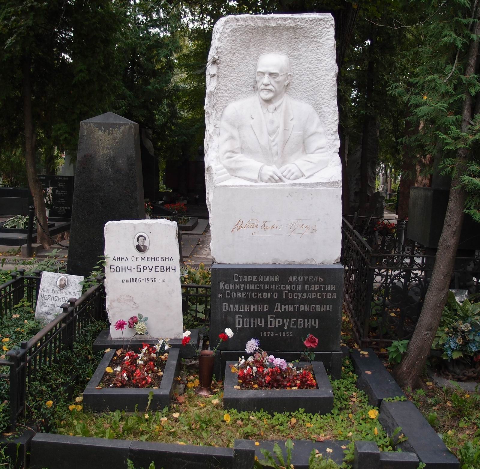 Памятник на могиле Бонч-Бруевича В.Д. (1873-1955), ск. Б.Королёв, на Новодевичьем кладбище (1-45-2). Нажмите левую кнопку мыши, чтобы увидеть фрагмент памятника крупно.