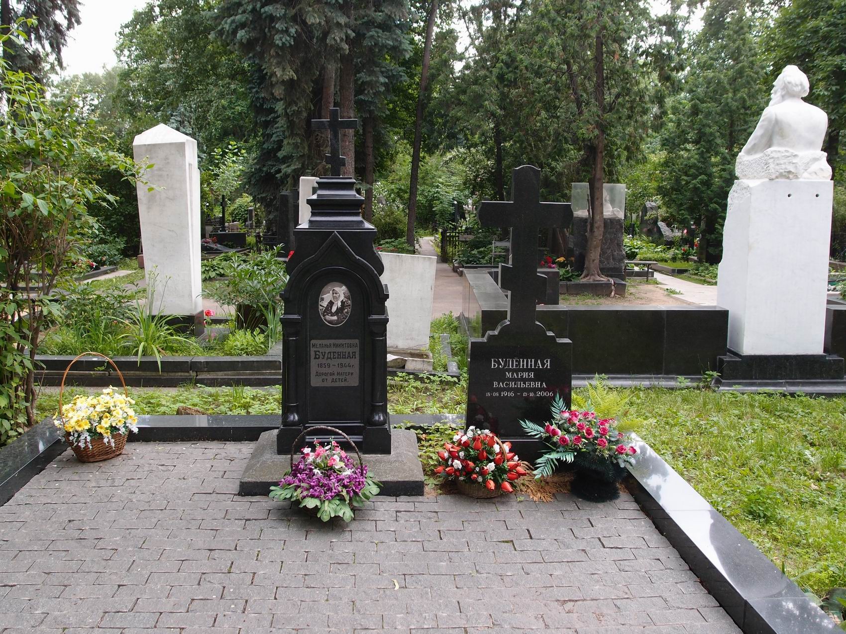 Памятник на могиле Будённой М.Н. (1859–1944), на Новодевичьем кладбище (1–43–16).