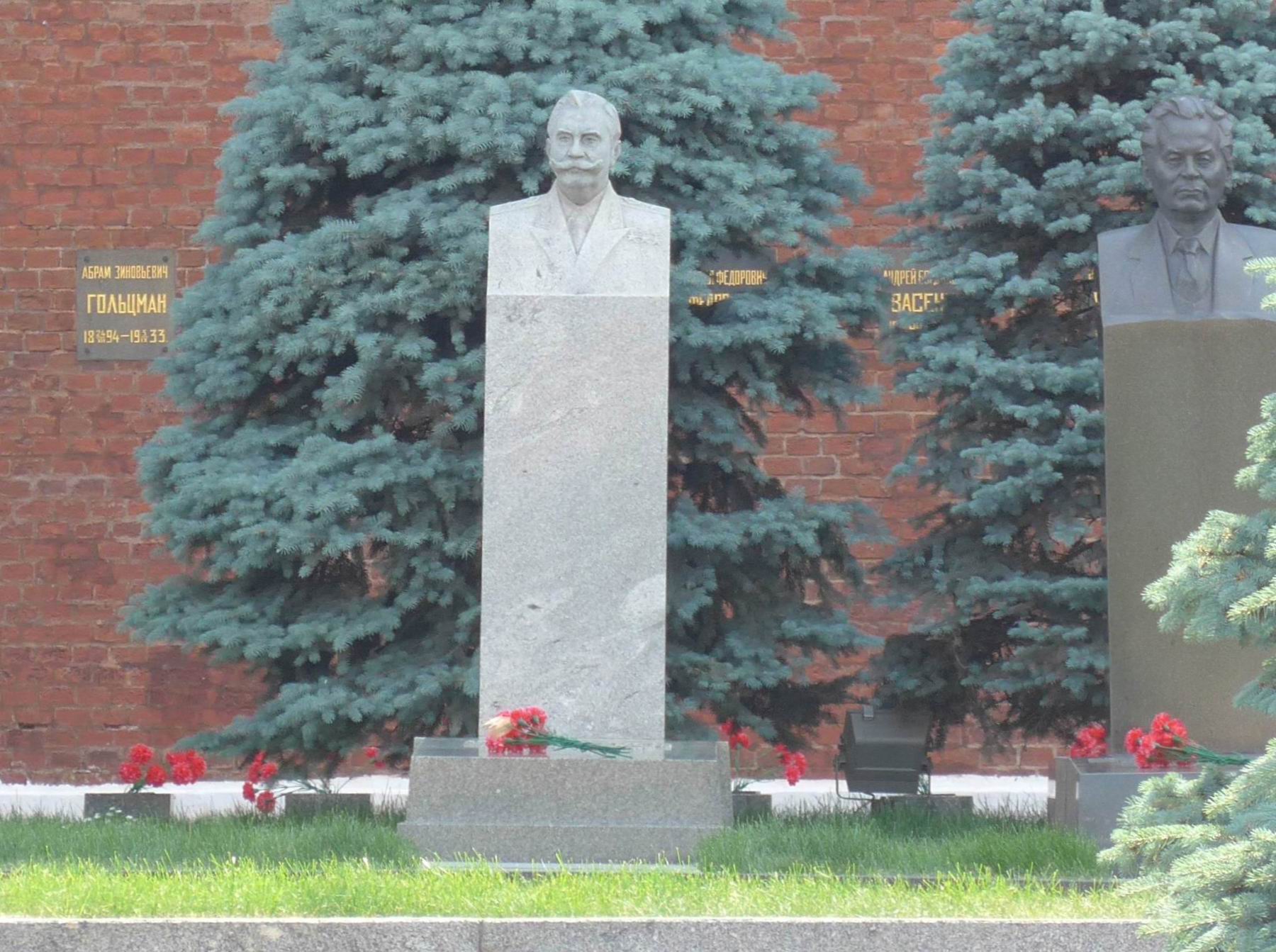 Памятник на могиле Будённого С.М. (1883–1973), ск. Н.В.Томский, в Некрополе у Кремлёвской стены. Нажмите левую кнопку мыши, чтобы увидеть другой ракурс.