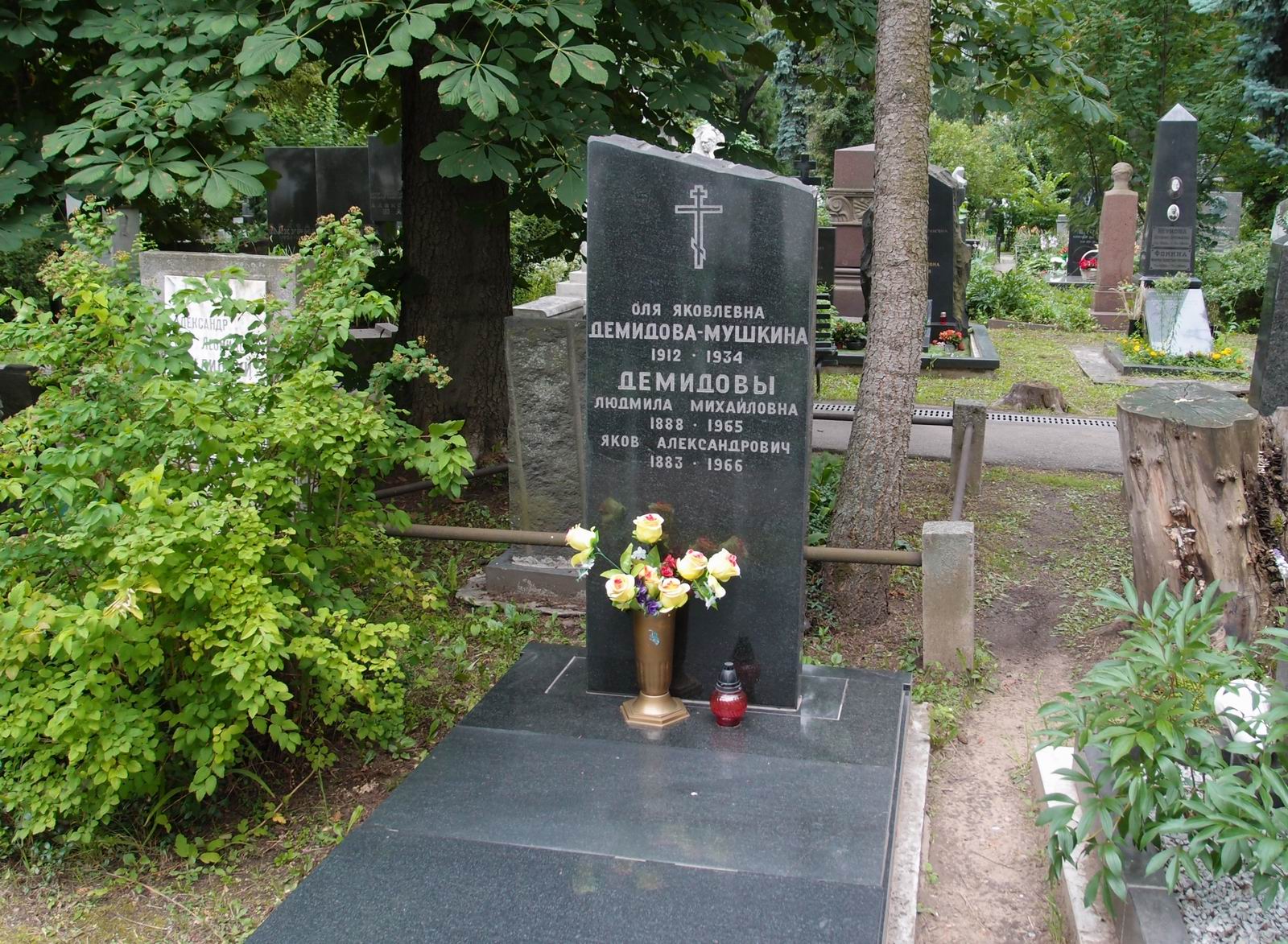 Памятник на могиле Демидовой-Мушкиной Оли (1912–1934), на Новодевичьем кладбище (1–45–31).