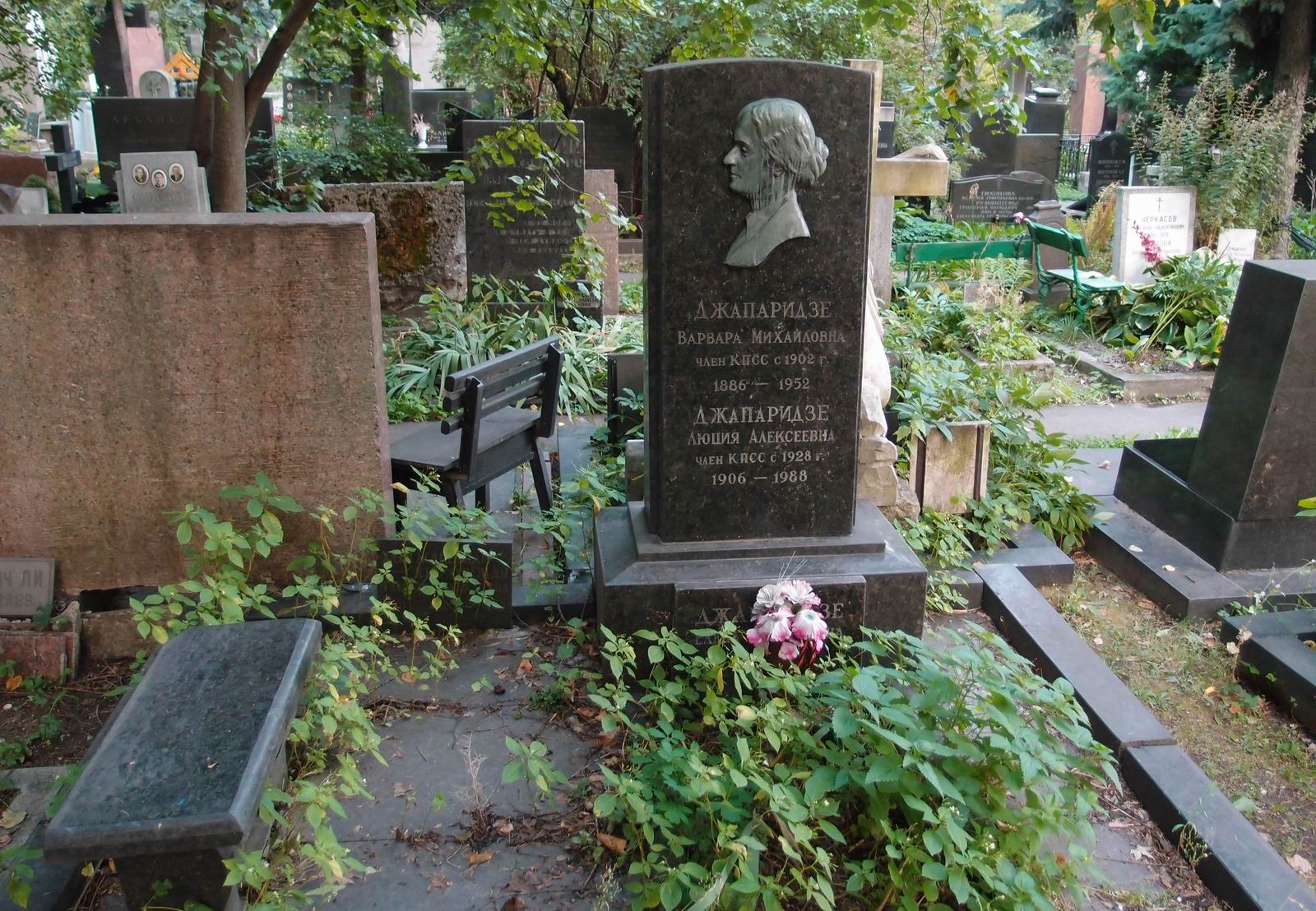 Памятник на могиле Джапаридзе В.М. (1886–1952), на Новодевичьем кладбище (1–3–11).