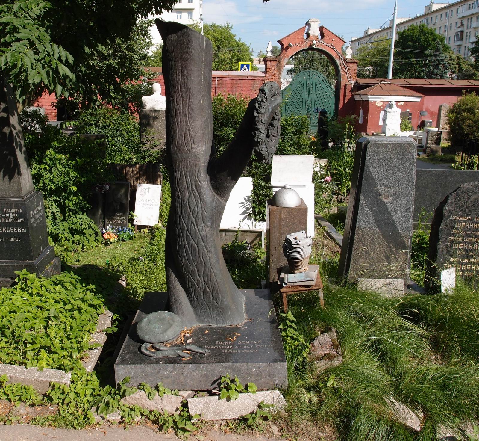 Памятник на могиле Дзигана Е.Л. (1898-1981), на Новодевичьем кладбище (1-33-2).
