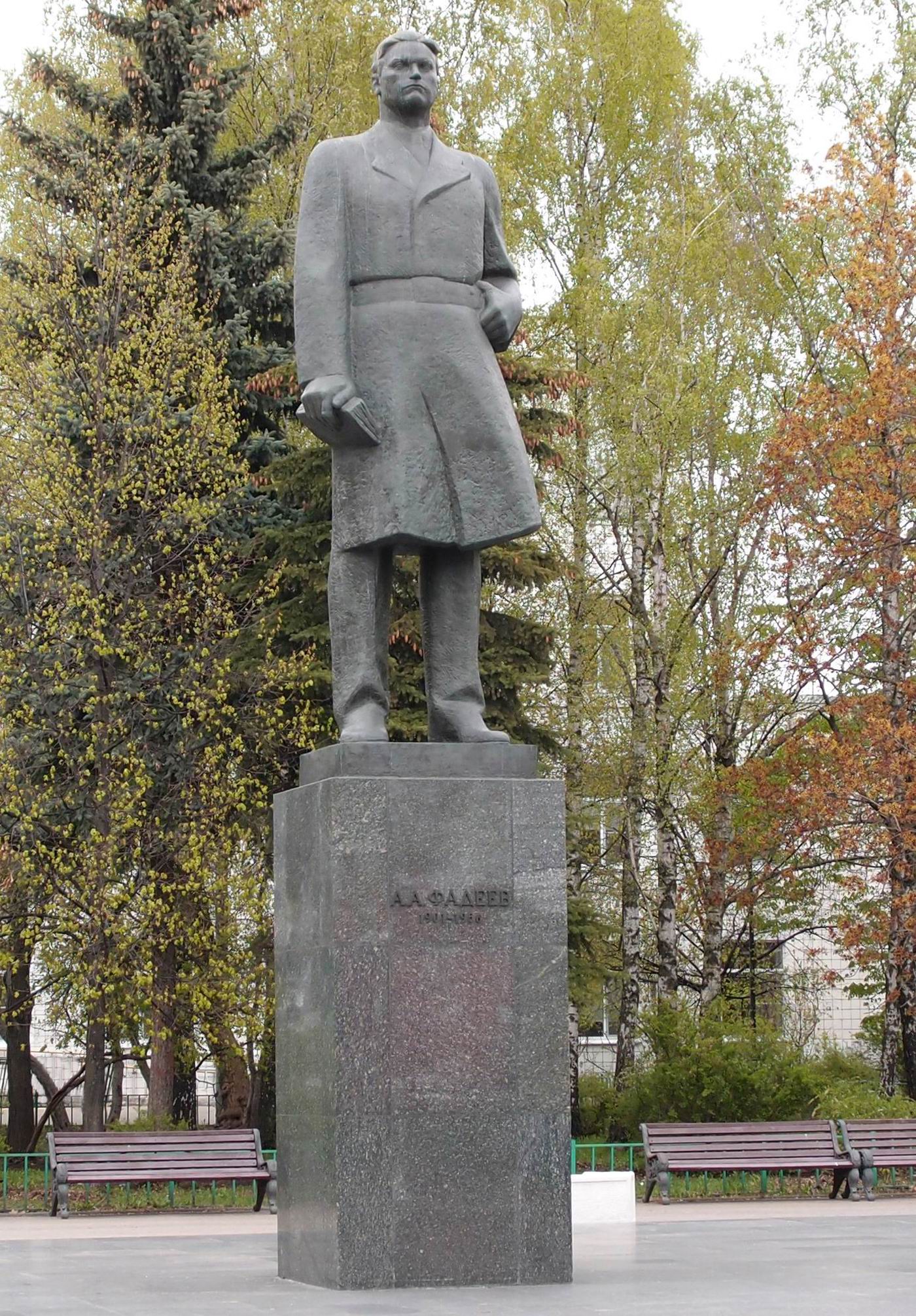 Памятник Фадееву А.А. (1901–1956), ск. В.А.Фёдоров, арх. М.Е.Константинов, В.Н.Фурсов, на Миусской площади, открыт в январе 1973.