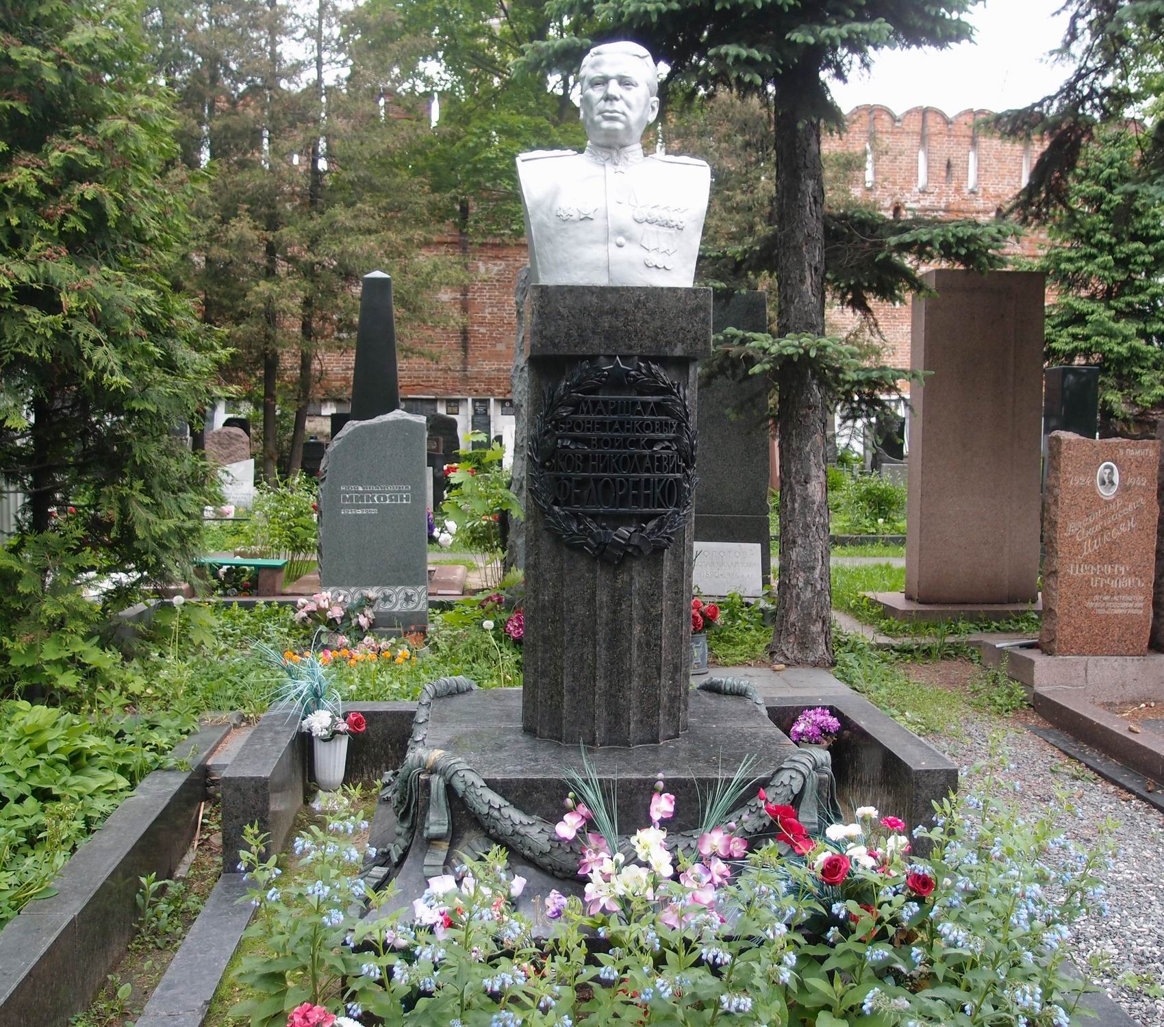Памятник на могиле Федоренко Я.Н. (1896-1947), ск. Е.Вучетич, на Новодевичьем кладбище (1-42-17).