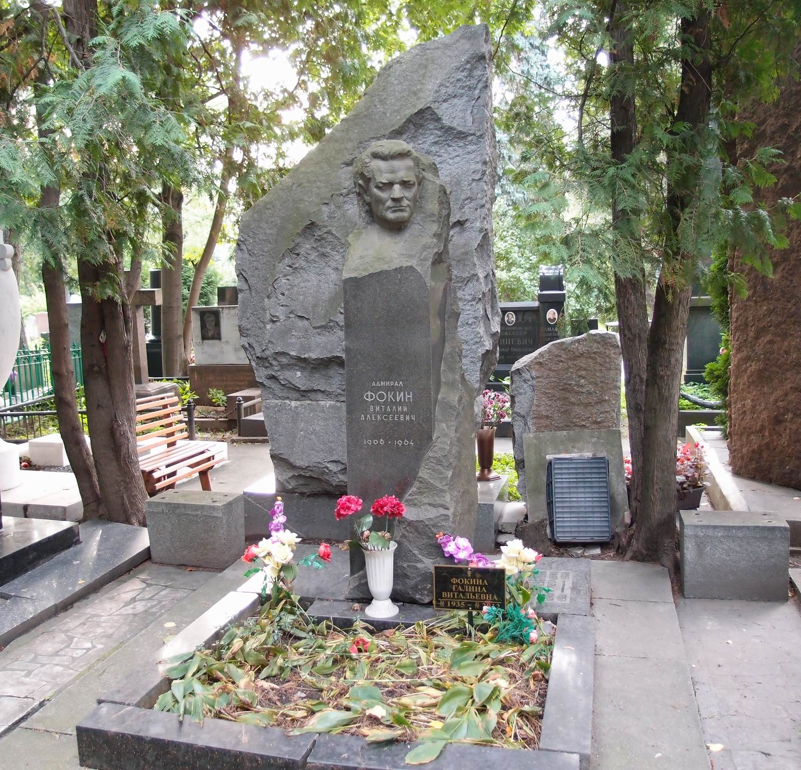 Памятник на могиле Фокина В.А. (1906–1964), ск. И.Онищенко, на Новодевичьем кладбище (1–43–2).