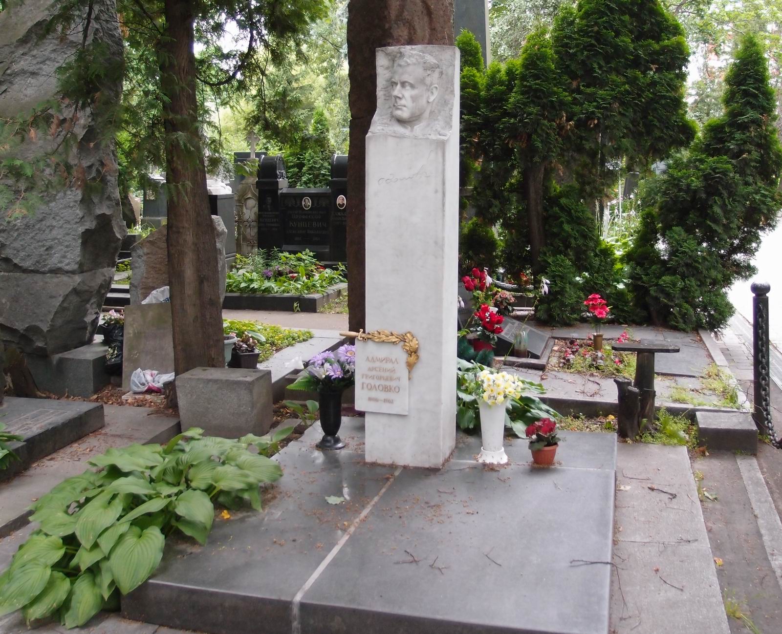 Памятник на могиле Головко А.Г. (1906–1962), ск. Л.Кербель, на Новодевичьем кладбище (1–43–1).