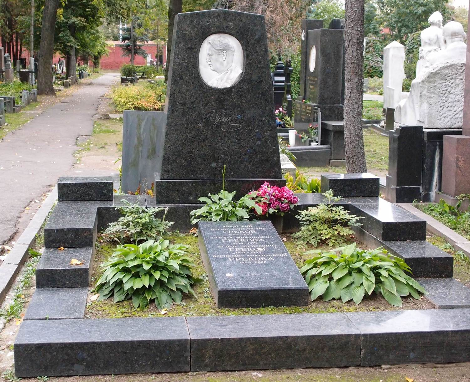Памятник на могиле Грекова Б.Д. (1882–1953), ск. С.Лебедева, арх. В.Эйснер, на Новодевичьем кладбище (1–11–14).