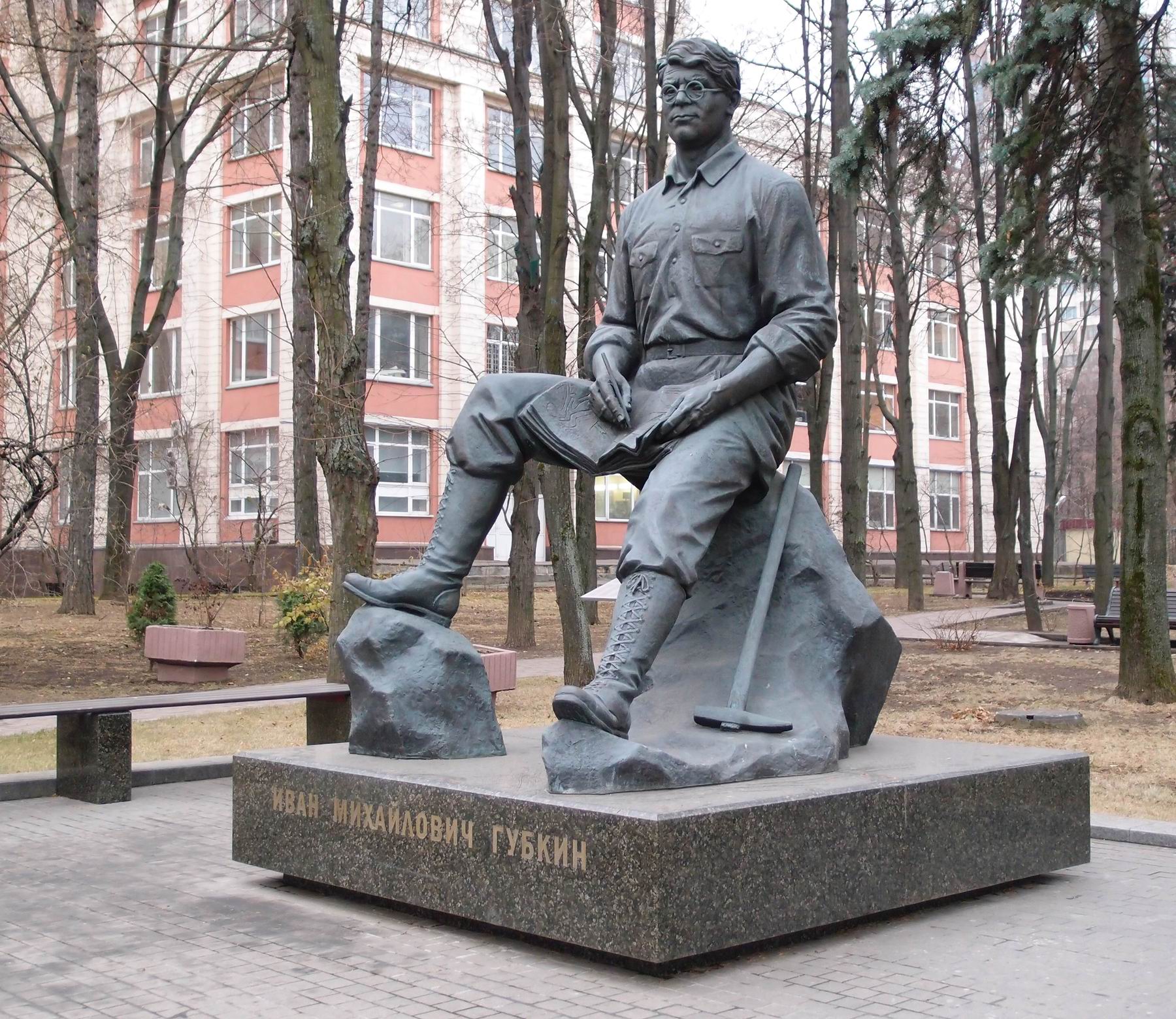 Памятник Губкину И.М. (1871–1939), ск. А.Н.Ковальчук, арх. М.В.Корси, на Ленинском проспекте, открыт в 2011.