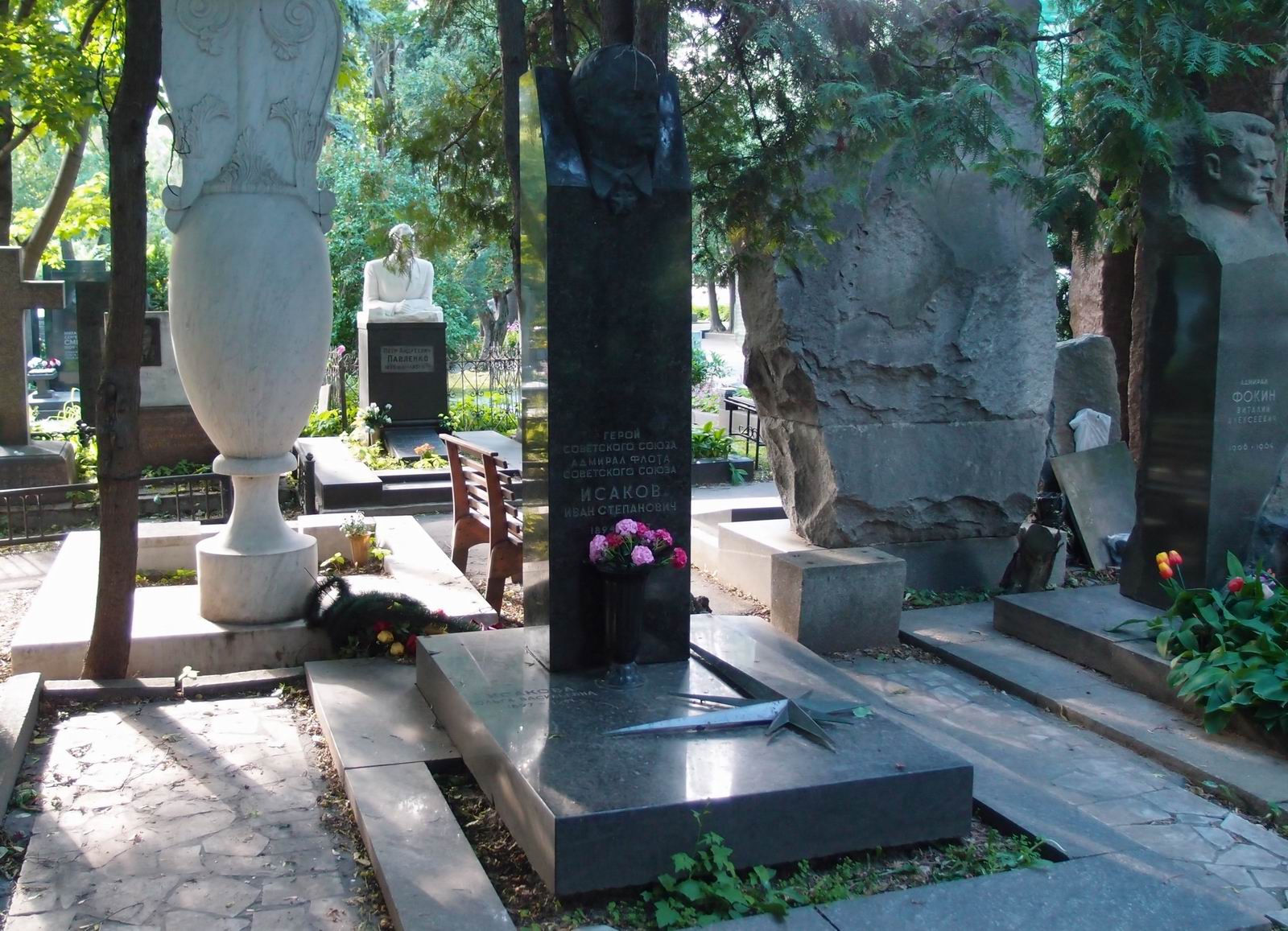 Памятник на могиле Исакова И.С. (1894–1967), ск. З.Виленский, на Новодевичьем кладбище (1–43–3).