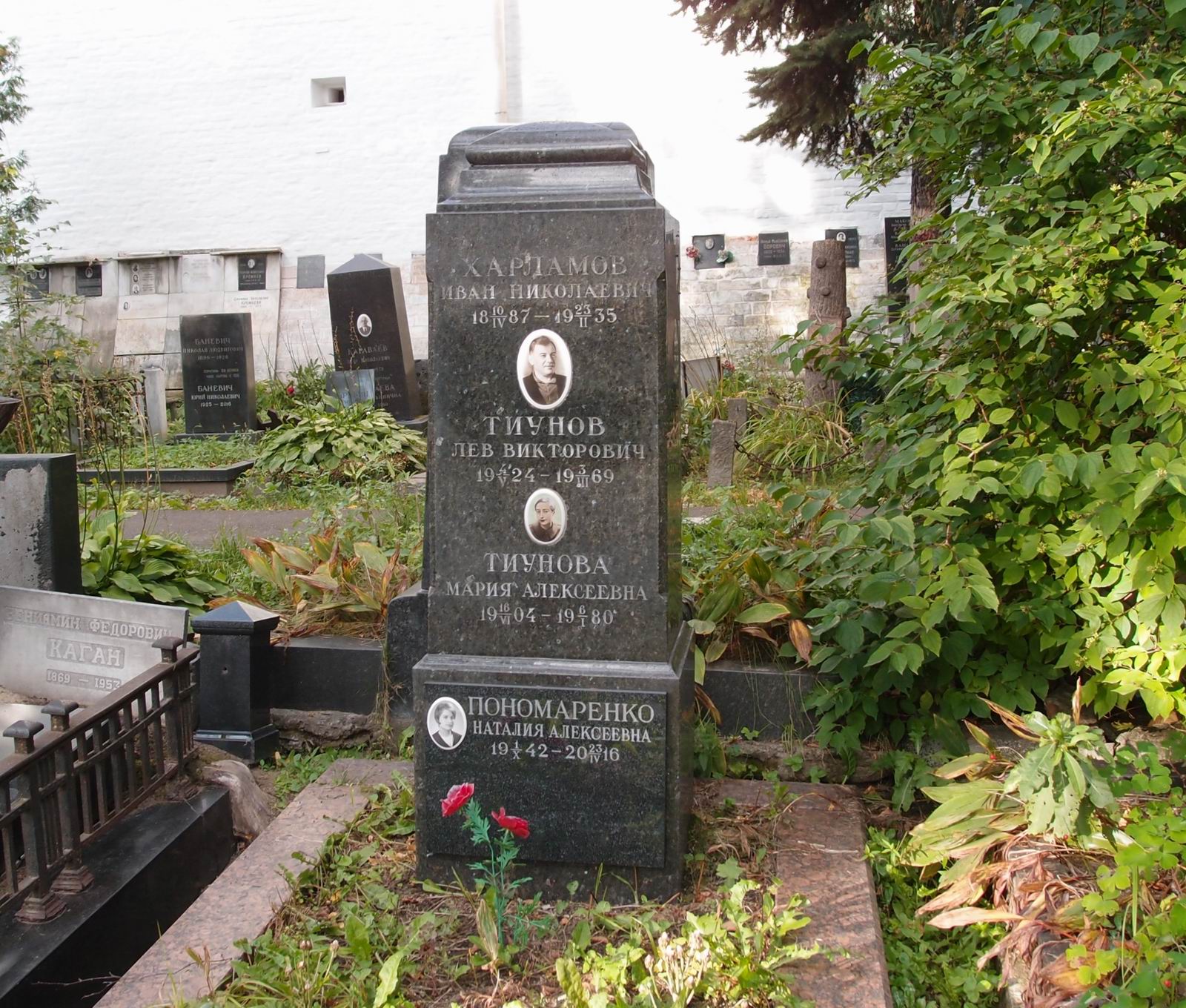 Памятник на могиле Харламова И.Н. (1887-1935), на Новодевичьем кладбище (1-44-15).