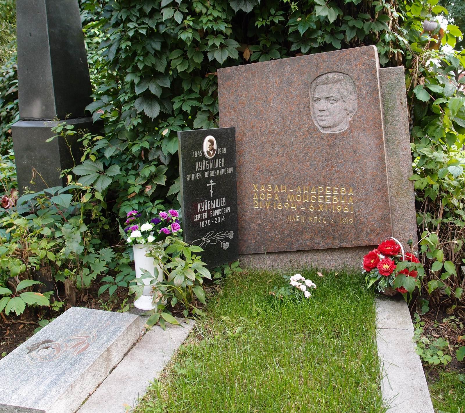 Памятник на могиле Хазан-Андреевой Д.М. (1894-1961), ск. О.Барановская, на Новодевичьем кладбище (1-26-9).