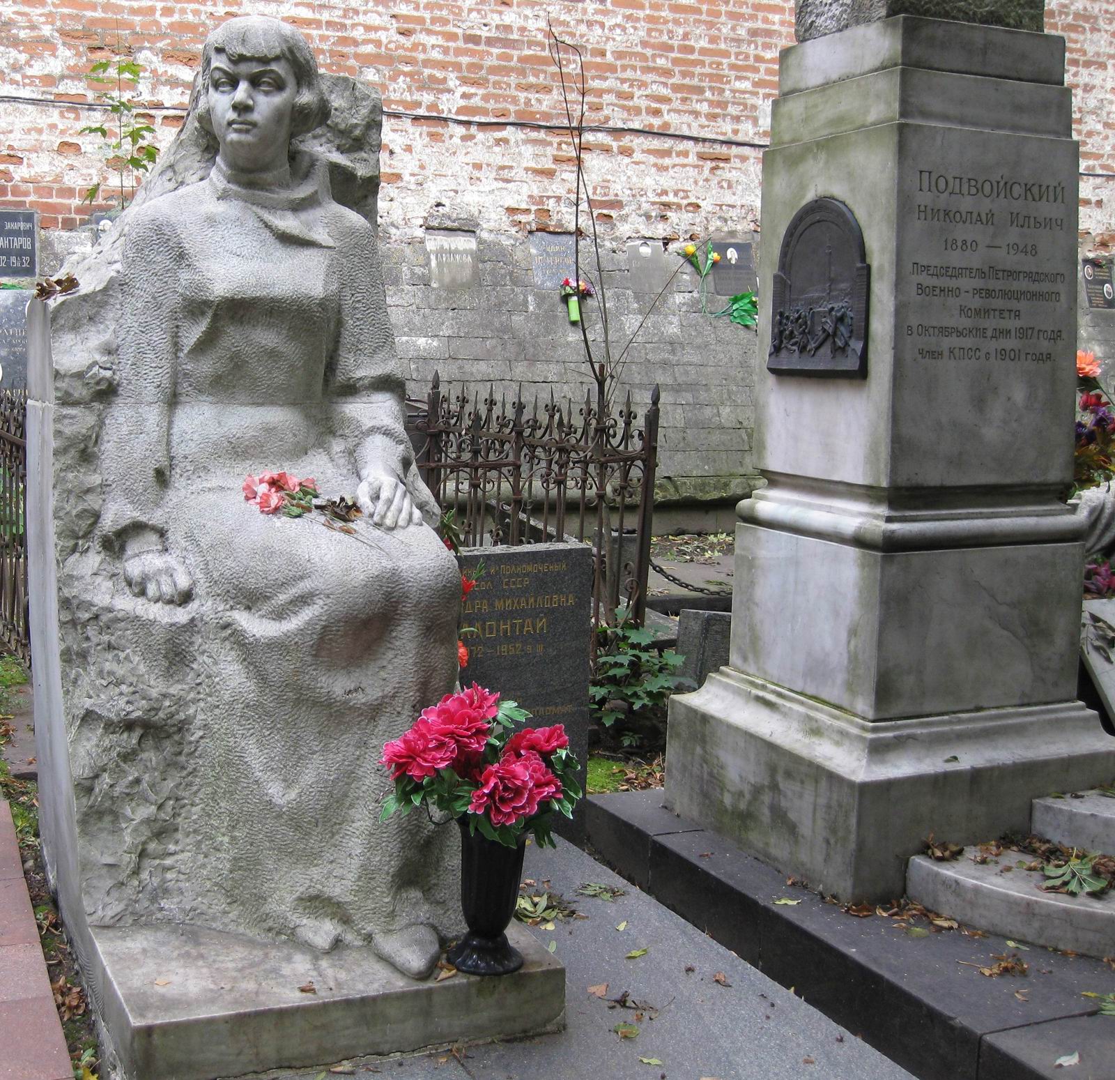 Памятник на могиле Коллонтай А.М. (1872-1952), ск. В.Бобыль, арх. С.Феоктистов, на Новодевичьем кладбище (1-46-23).