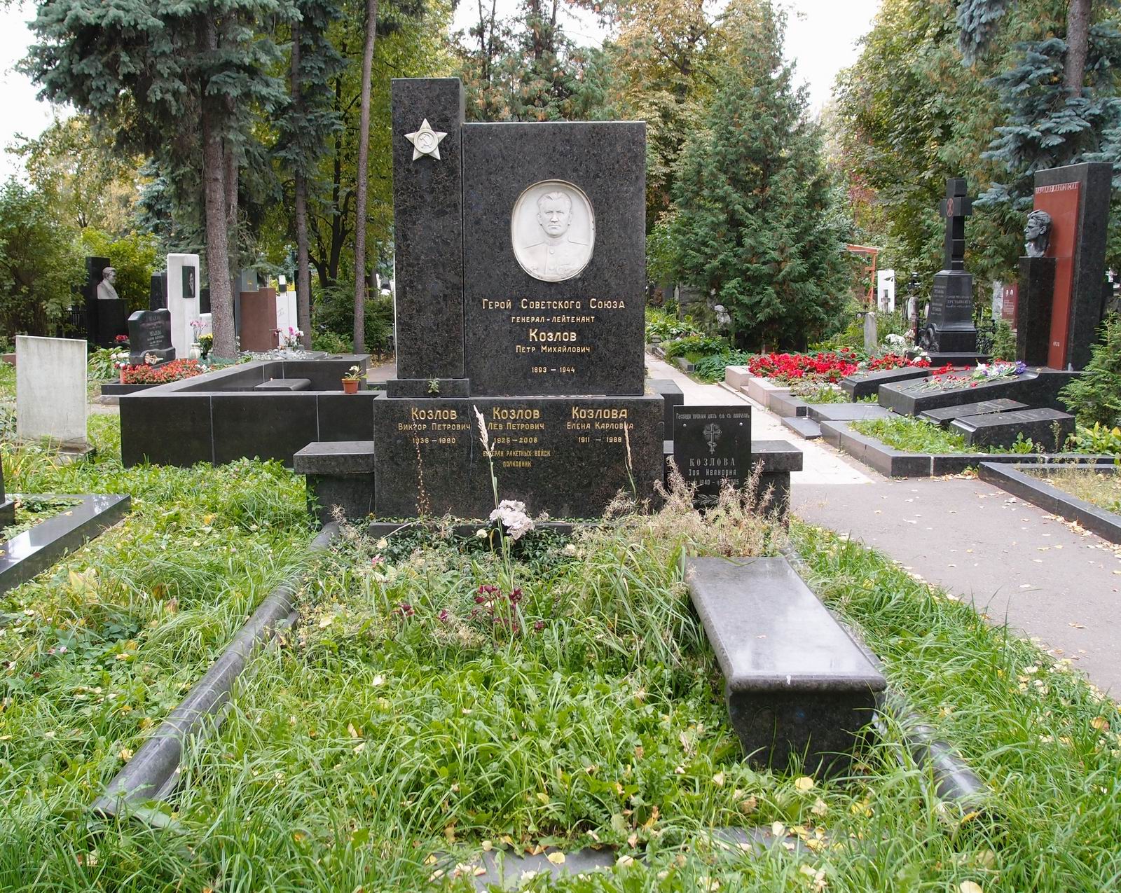 Памятник на могиле Козлова П.М. (1893-1944), на Новодевичьем кладбище (1-43-15). Нажмите левую кнопку мыши, чтобы увидеть фрагмент памятника крупно.