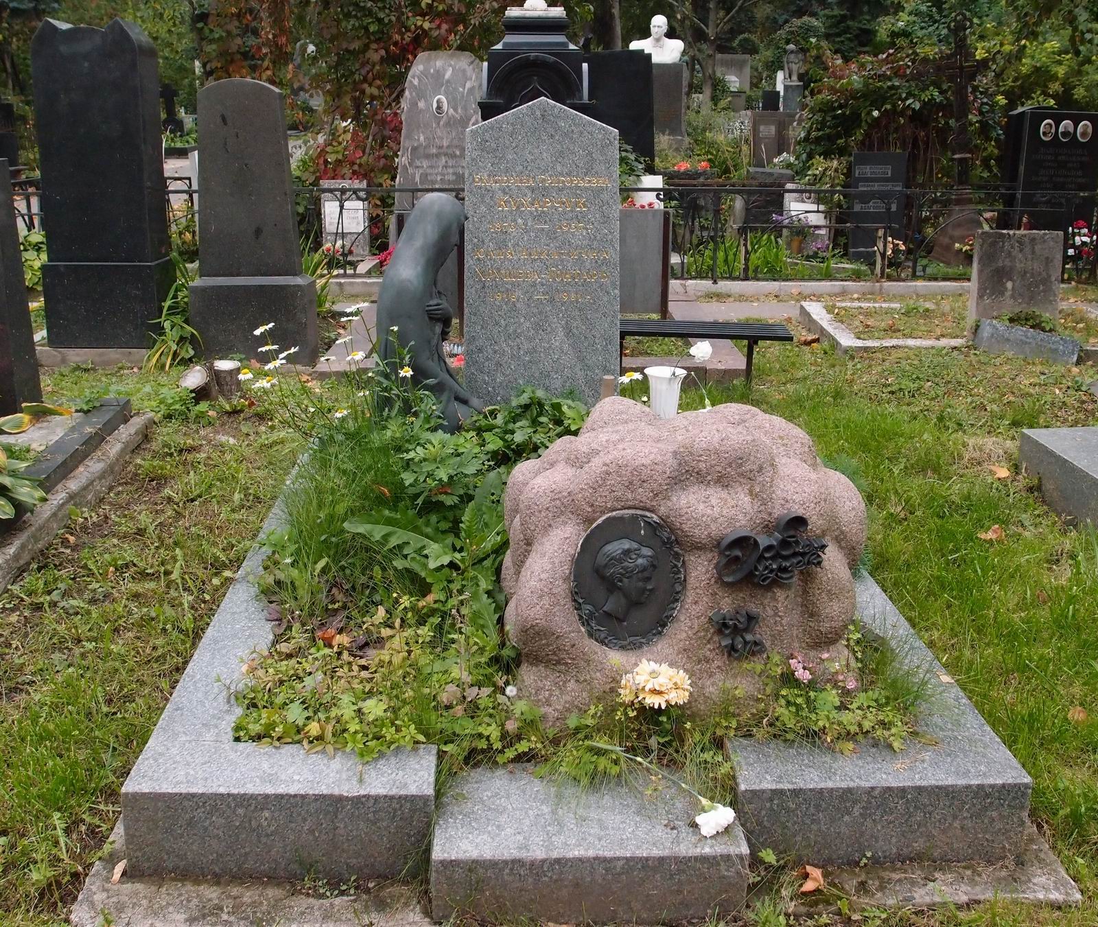 Памятник на могиле Кухарчук Е.Г. (1876-1957), на Новодевичьем кладбище (1-40-2).