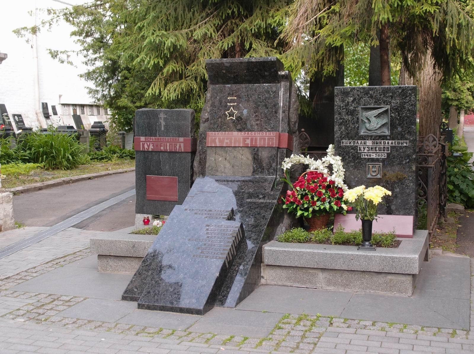 Памятник на могиле Кузнецова Н.Г. (1904-1974), арх. А.Мымрин, на Новодевичьем кладбище (1-44-1).