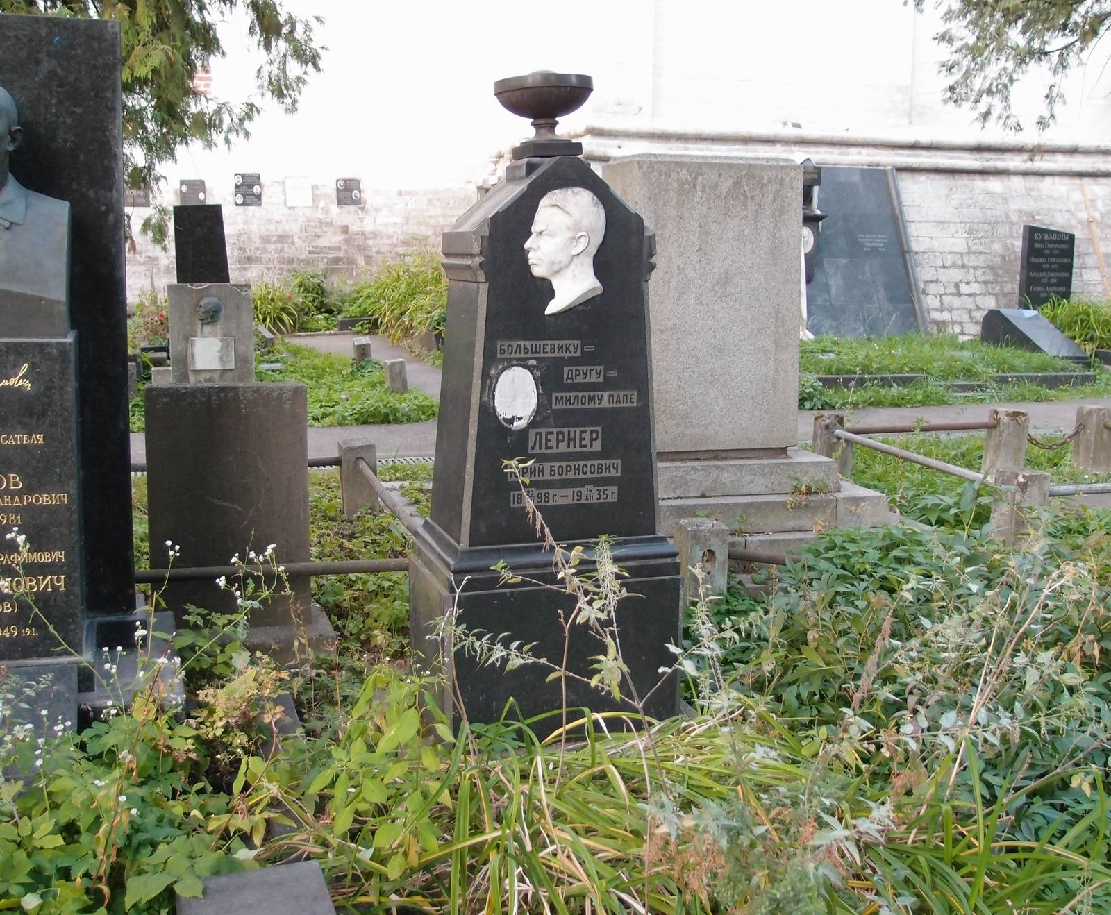 Памятник на могиле Лернера Ю.Б. (1898-1935), на Новодевичьем кладбище (1-44-23).