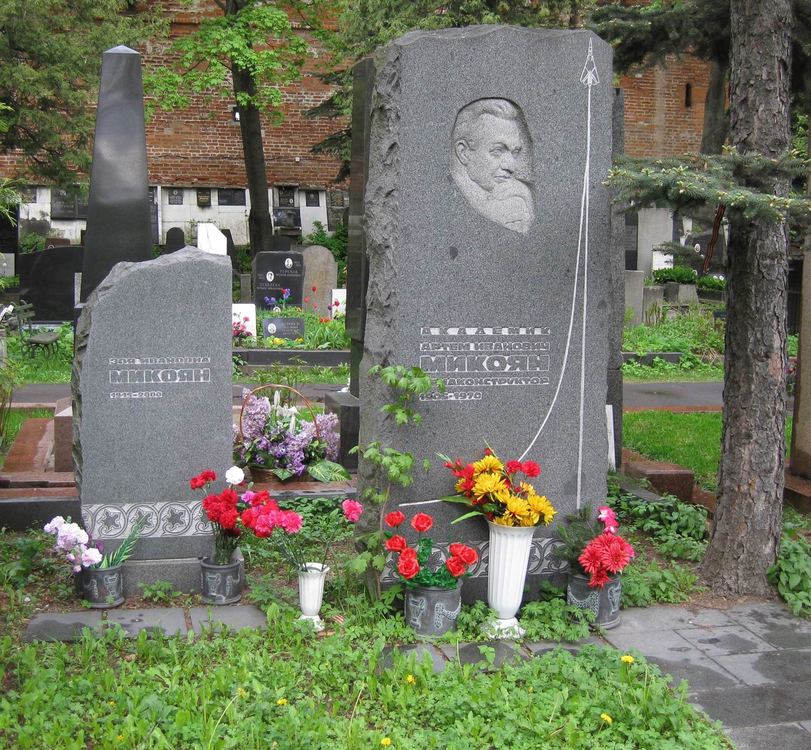 Памятник на могиле Микояну А.И. (1905–1970), ск. А.Емельянцев, С.Волков, арх. В.Симаков, на Новодевичьем кладбище (1–42–18).