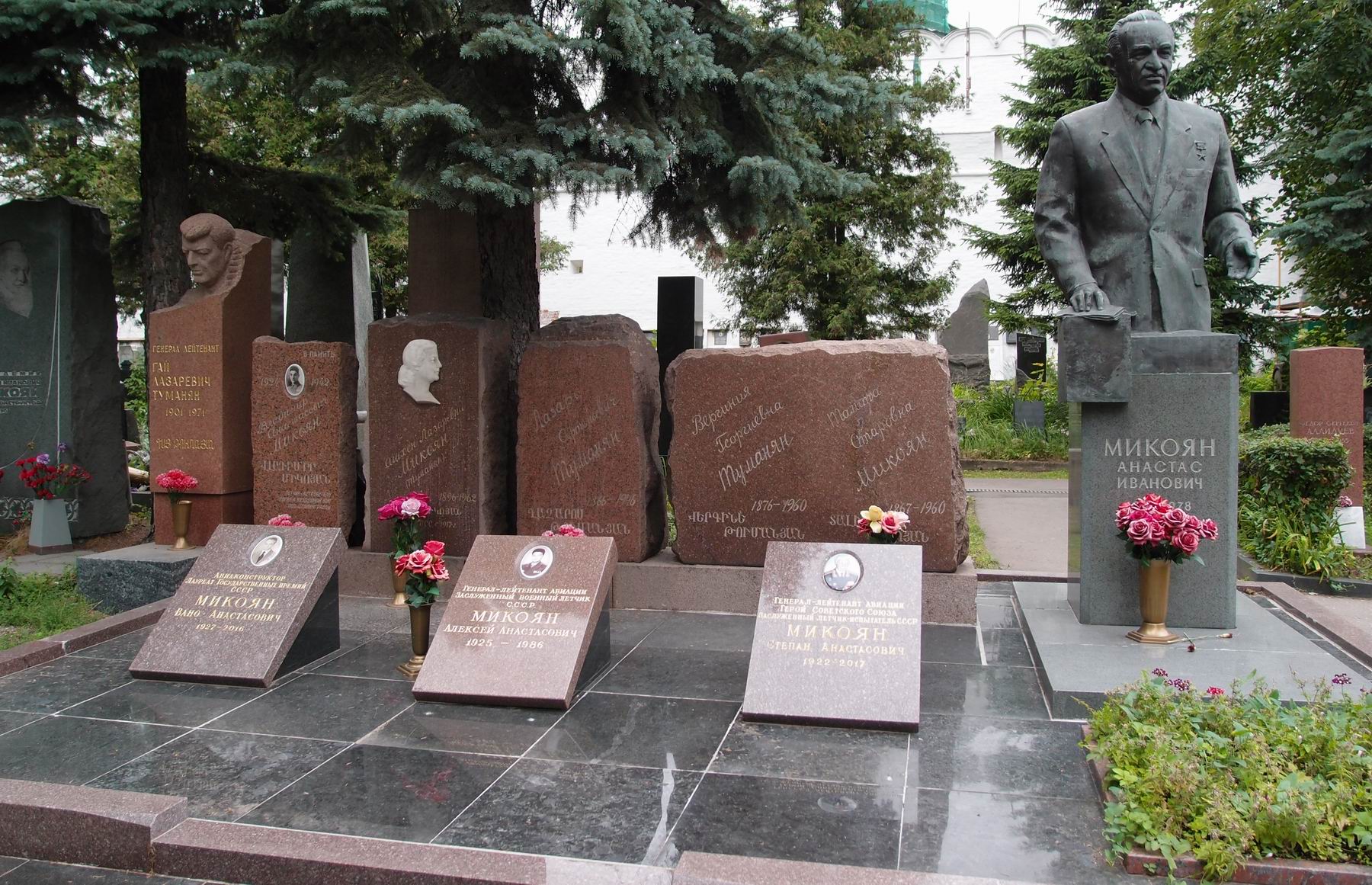 Памятник на могиле Микояна Ан.И. (1895-1978), ск. В.Фетисов, на Новодевичьем кладбище (1-42-19). Нажмите левую кнопку мыши чтобы увидеть предыдущий вариант.