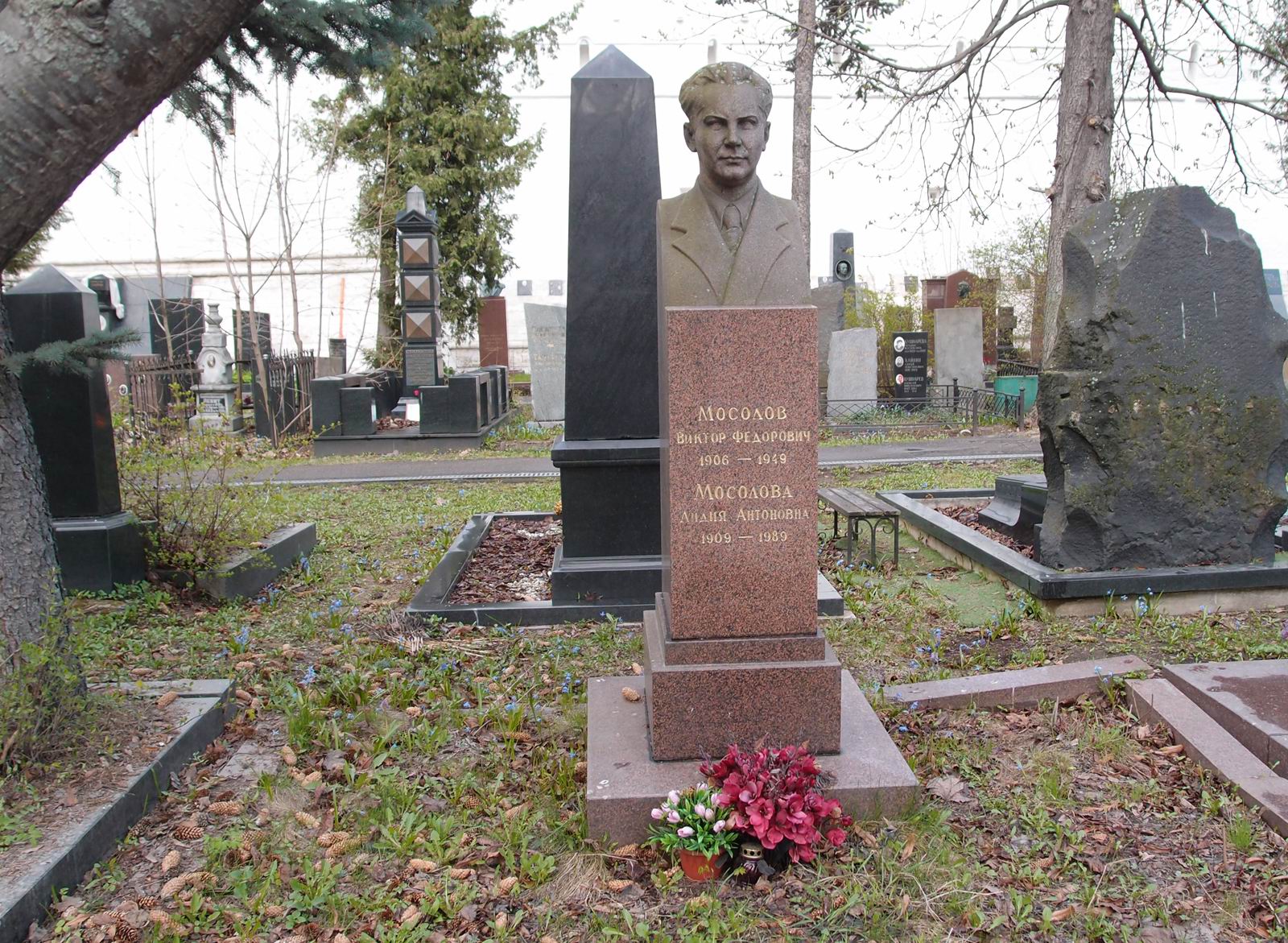 Памятник на могиле Мосолова В.Ф. (1906–1949), на Новодевичьем кладбище (1–42–9).