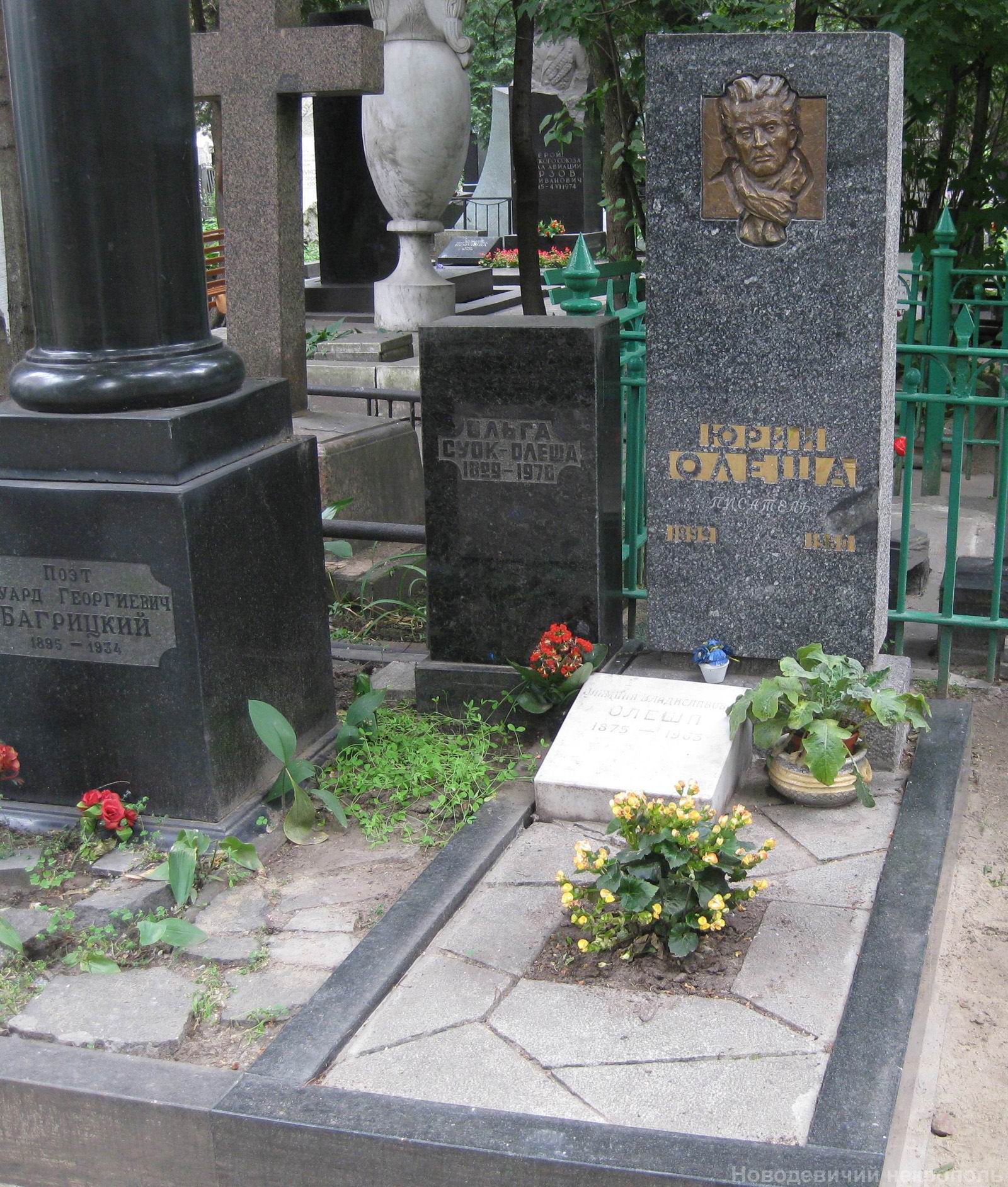 Памятник на могиле Олеши Ю.К. (1899-1960), автор барельефа ск. А.Цигаль, на Новодевичьем кладбище (1-1-12).