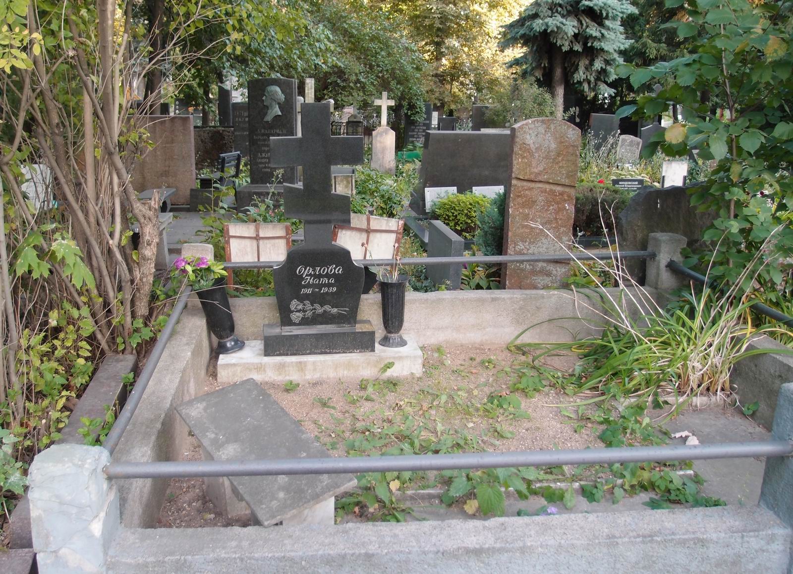 Памятник на могиле Орловой Наты (1911–1939), на Новодевичьем кладбище (1–1–7).