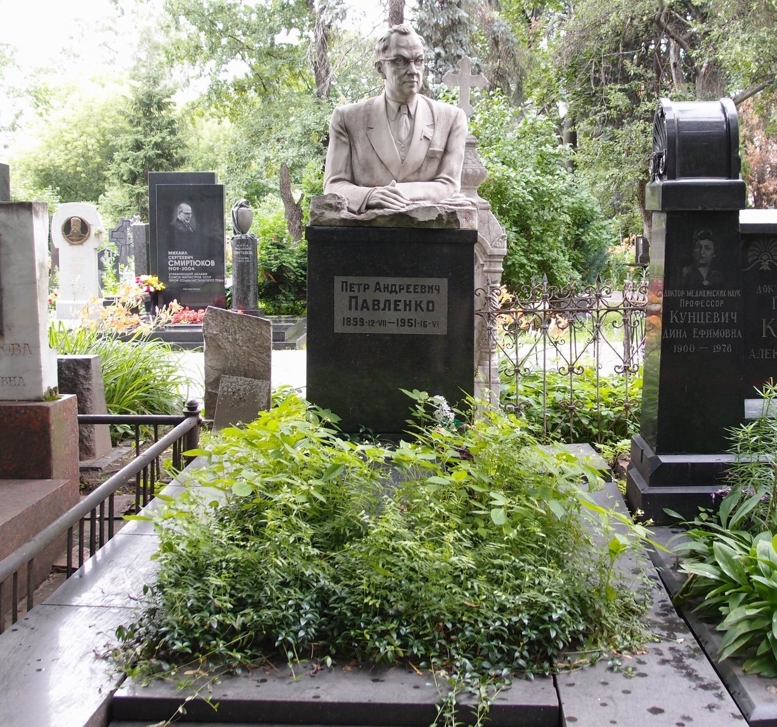 Памятник на могиле Павленко П.А. (1899-1951), ск. С.Конёнков, арх. А.Заварзин, на Новодевичьем кладбище (1-2-17). Нажмите левую кнопку мыши, чтобы увидеть фрагмент памятника крупно.