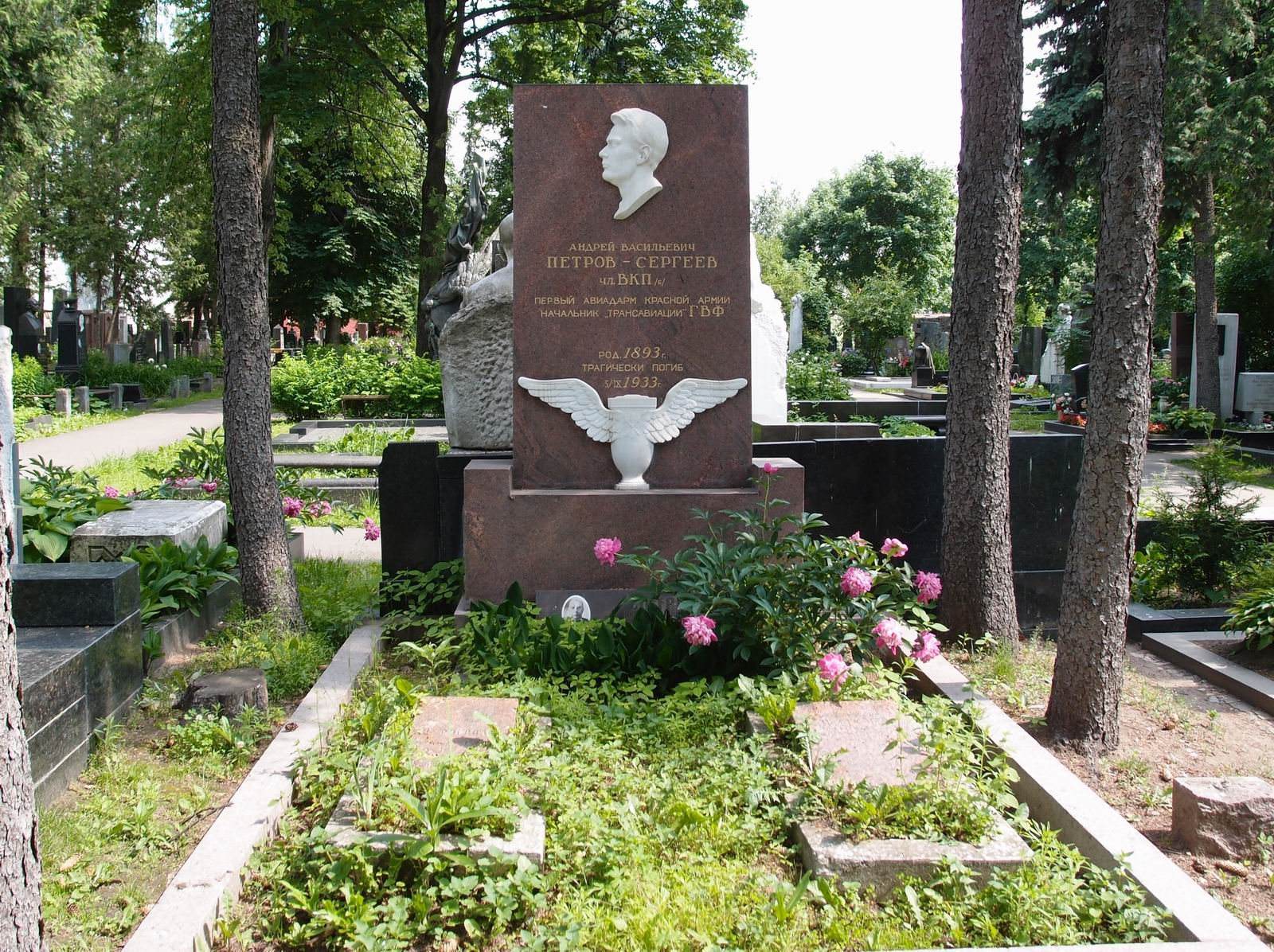 Памятник на могиле Петрова-Сергеева А.В. (1893-1933), ск. В. и О. Домогацкие, на Новодевичьем кладбище (1-11-13).