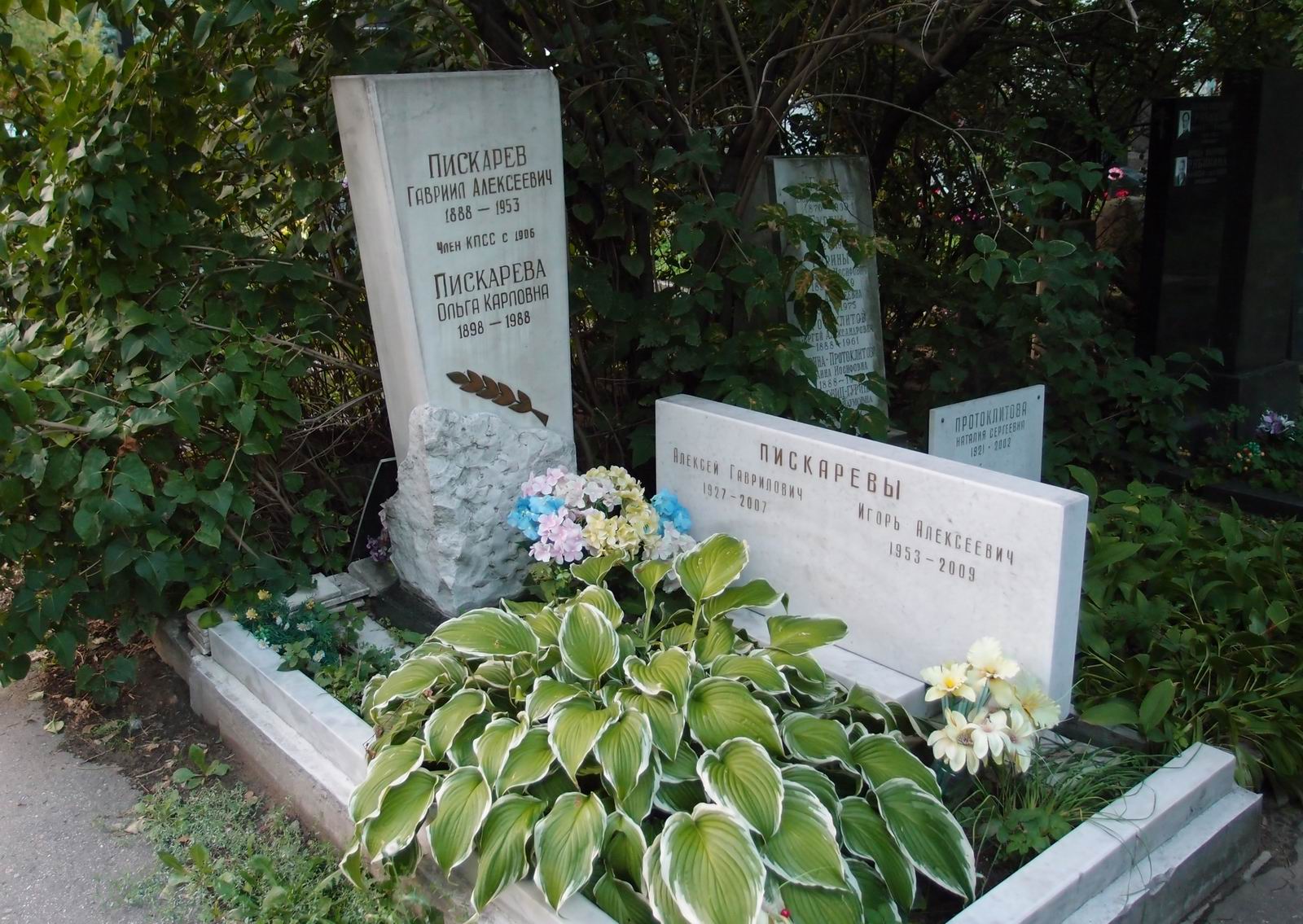 Памятник на могиле Пискарева Г.А. (1888–1953), на Новодевичьем кладбище (1–6–1).