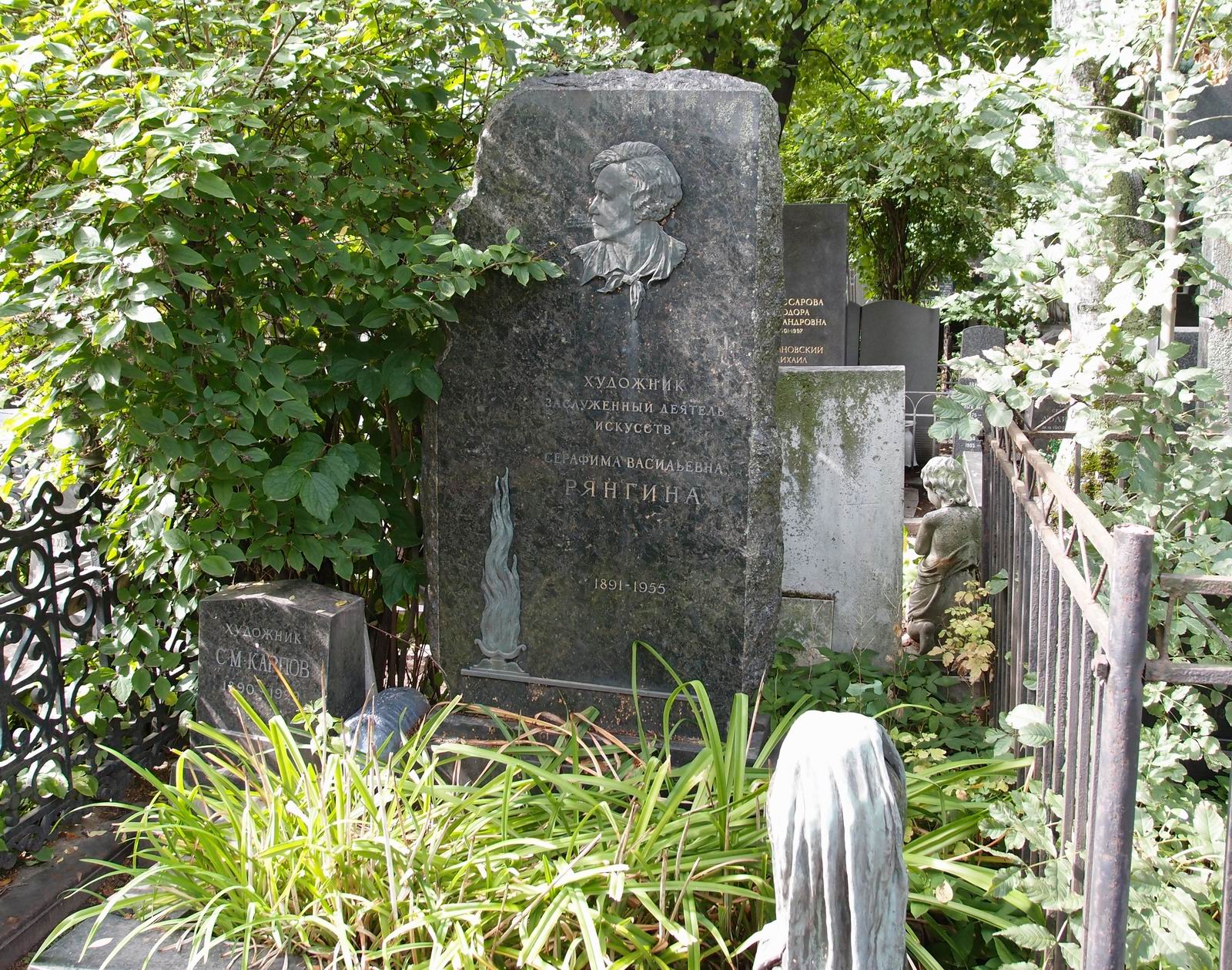 Памятник на могиле Рянгиной С.В. (1891-1955), ск. Н.Зеленская, на Новодевичьем кладбище (1-20-3).