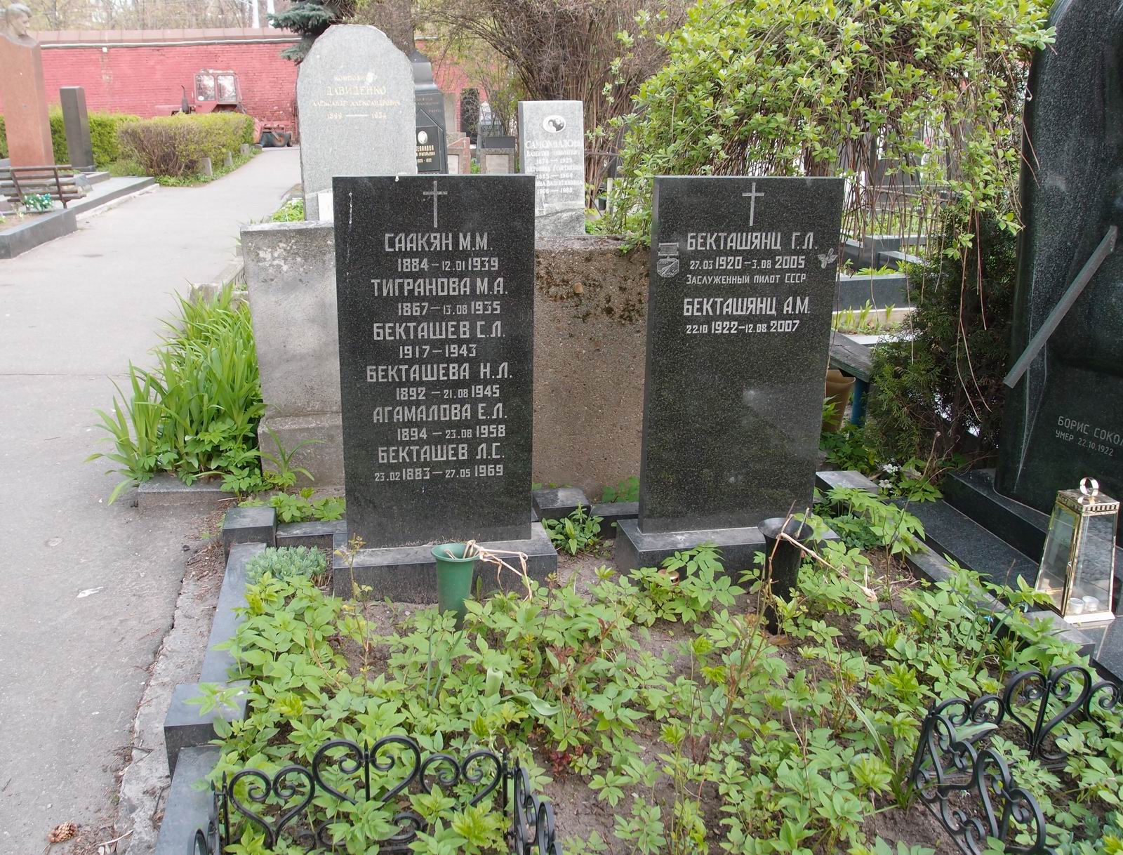 Памятник на могиле Саакян М.М. (1884-1939), на Новодевичьем кладбище (1-30-10).