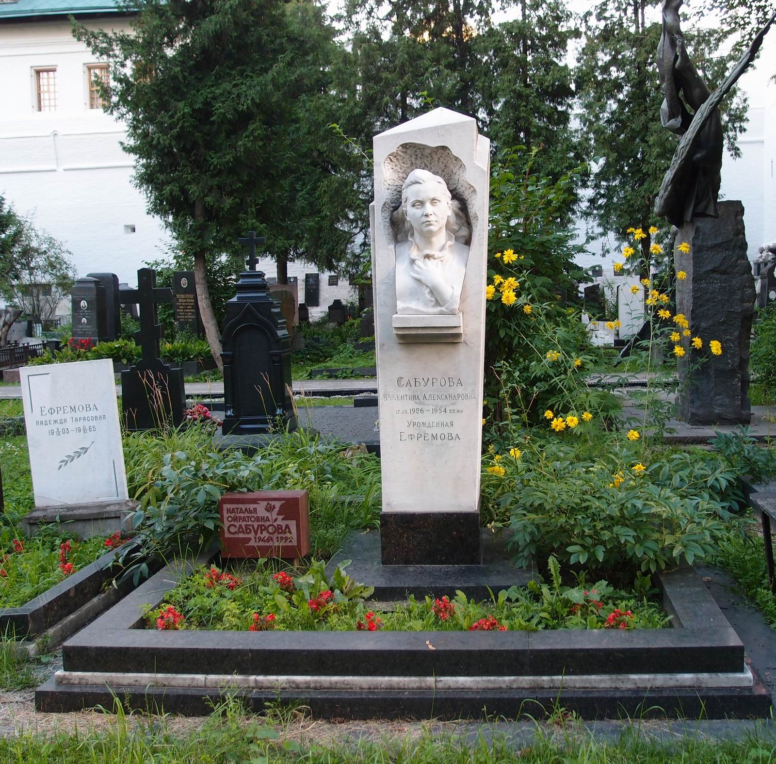 Памятник на могиле Сабуровой В.А. (1926-1954), ск. А.Елецкий, арх. В.Васнецов, на Новодевичьем кладбище (1-42-3).