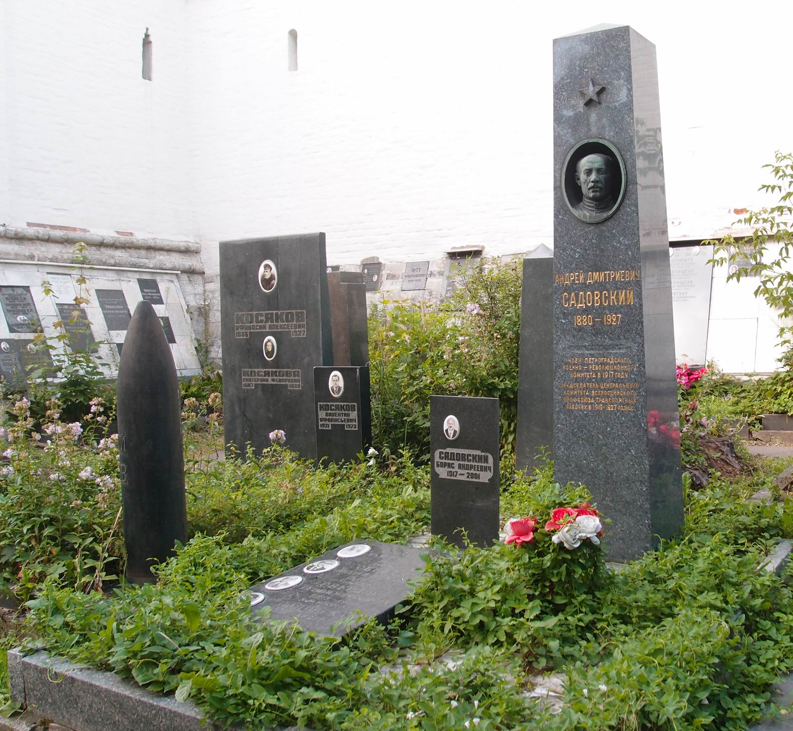 Памятник на могиле Садовского А.Д. (1880–1927), ск. С.Меркуров, на Новодевичьем кладбище (1–46–34).