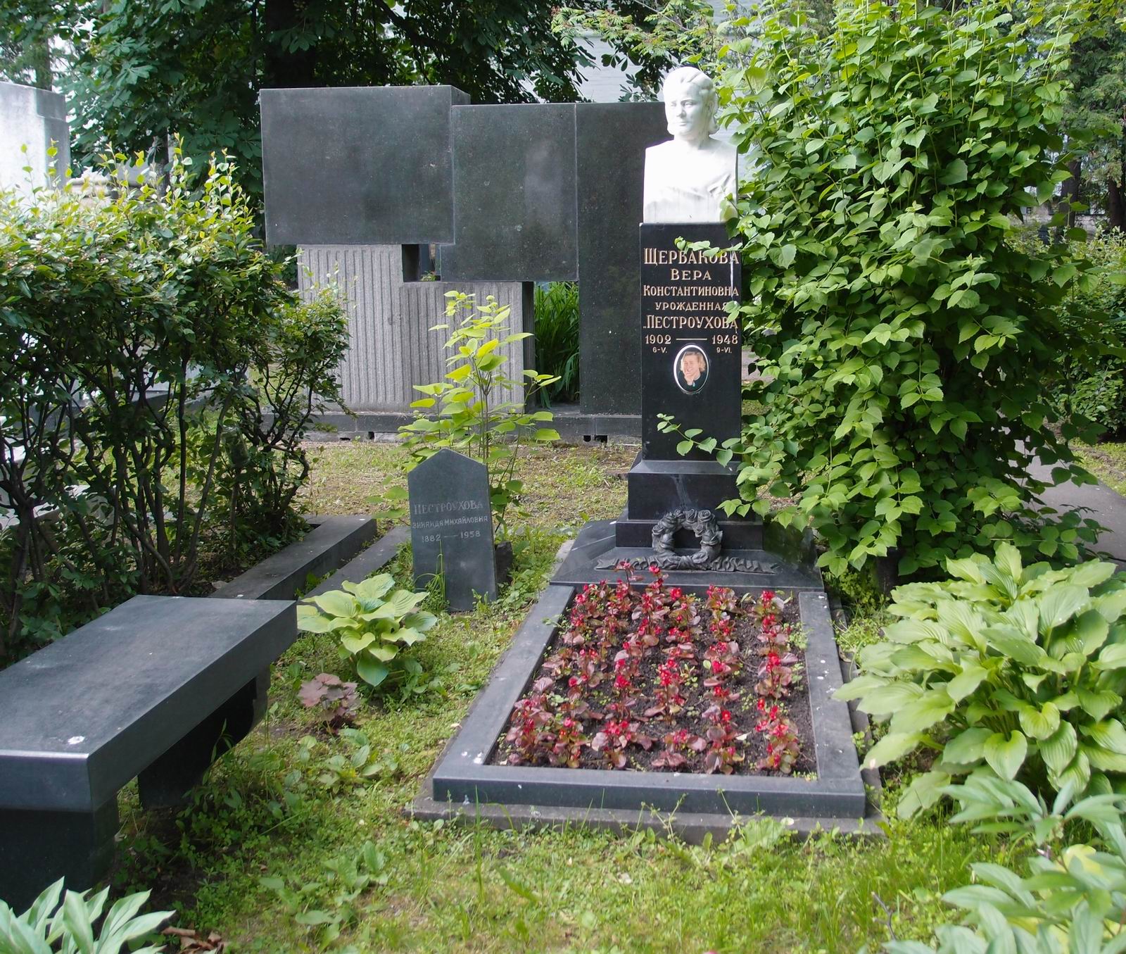 Памятник на могиле Щербаковой В.К. (1902-1948), на Новодевичьем кладбище (1-42-12).