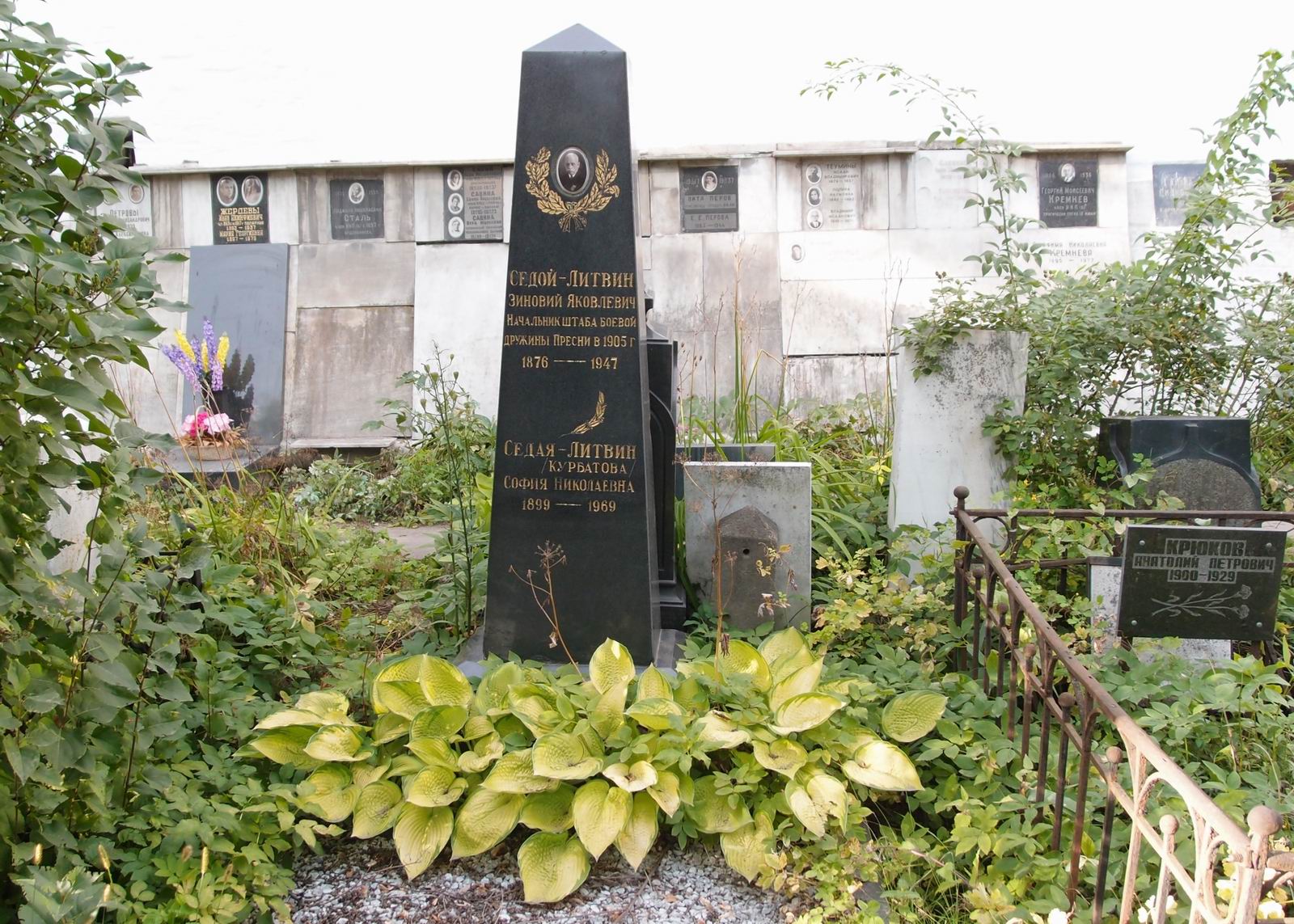 Памятник на могиле Седого-Литвина З.Я. (1876-1947), на Новодевичьем кладбище (1-46-13).