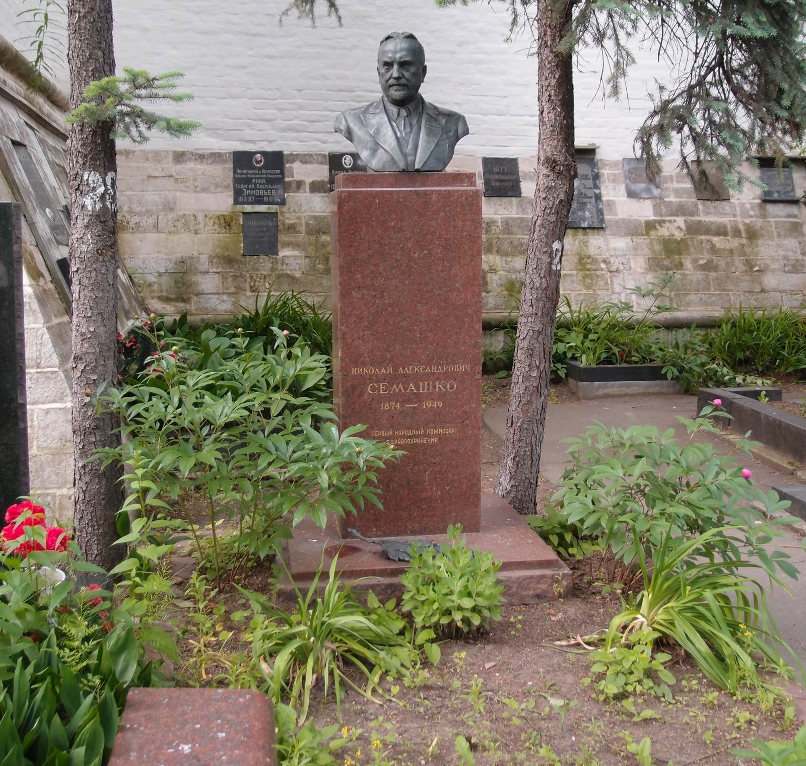 Памятник на могиле Семашко Н.А. (1874-1949), ск. Г.Левицкая, арх. А.Жунин, на Новодевичьем кладбище (1-46-32). Нажмите левую кнопку мыши чтобы увидеть фрагмент памятника.