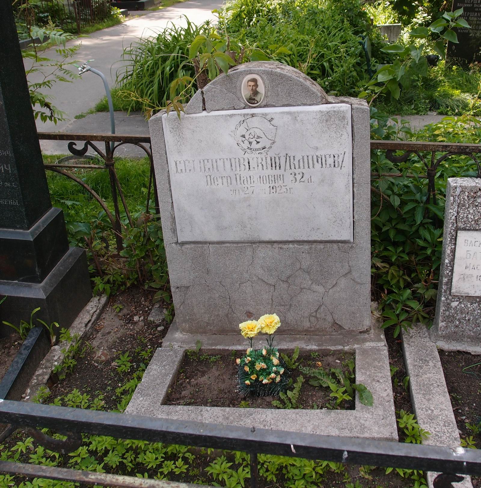 Памятник на могиле Сементовского П.П. (?-1925), на Новодевичьем кладбище (1-38-2).