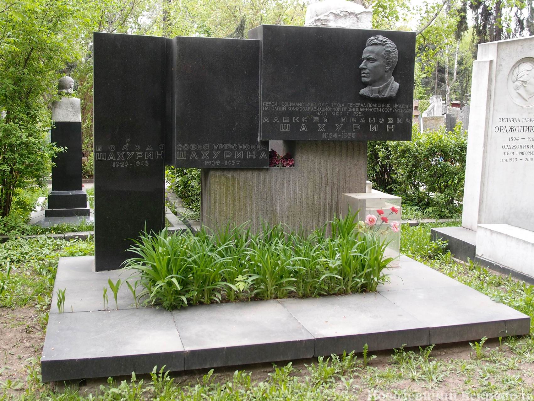 Памятник на могиле Шахурина А.И. (1904-1975), ск. М.Сальман, арх. И.Студеникин, на Новодевичьем кладбище (1-43-25).