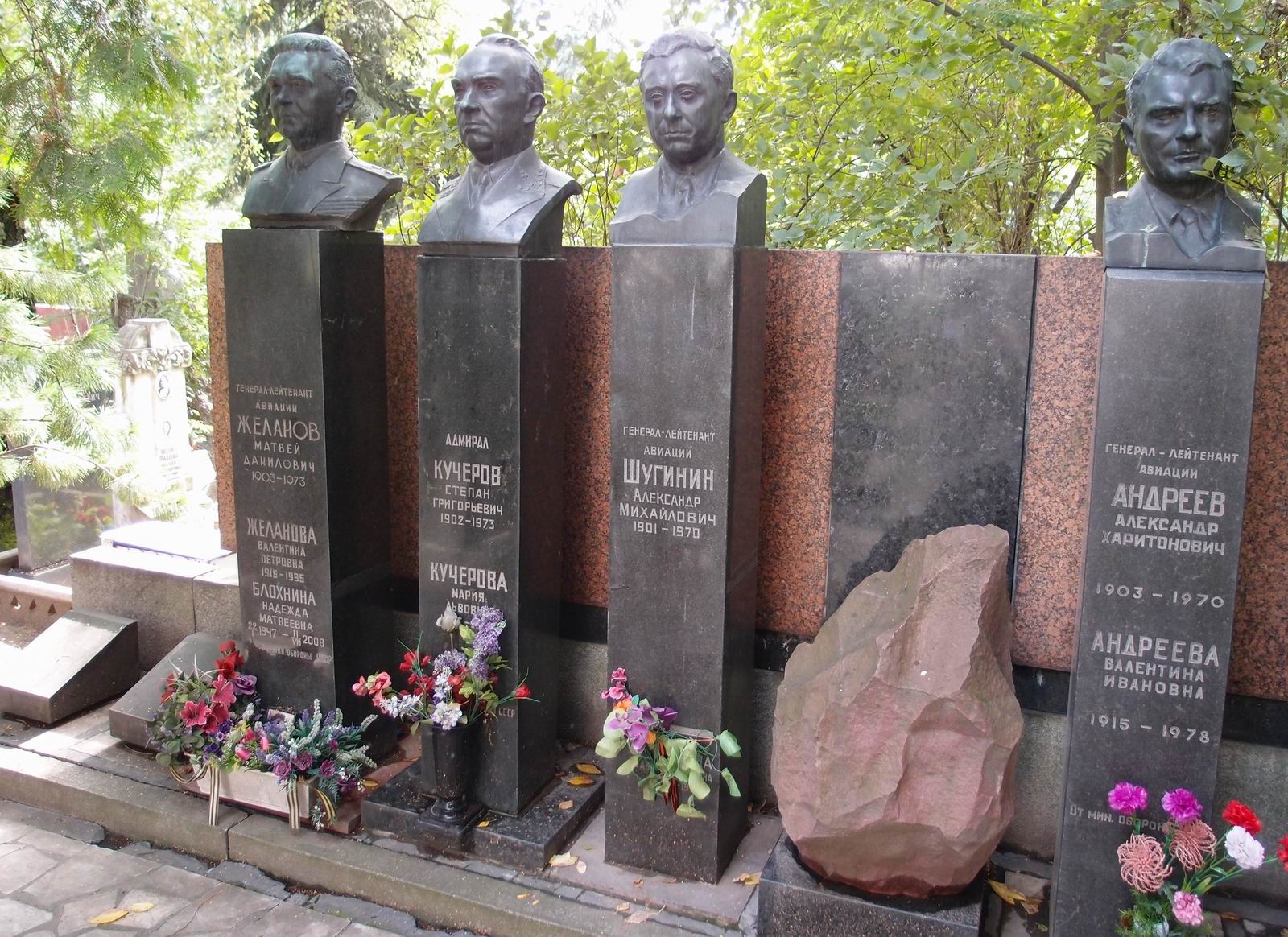 Памятник на могиле Шугинина А.М. (1901-1970), ск. А.Елецкий, арх. П.Ботвинников, на Новодевичьем кладбище (1-43-7). Нажмите левую кнопку мыши чтобы увидеть комплекс полностью.