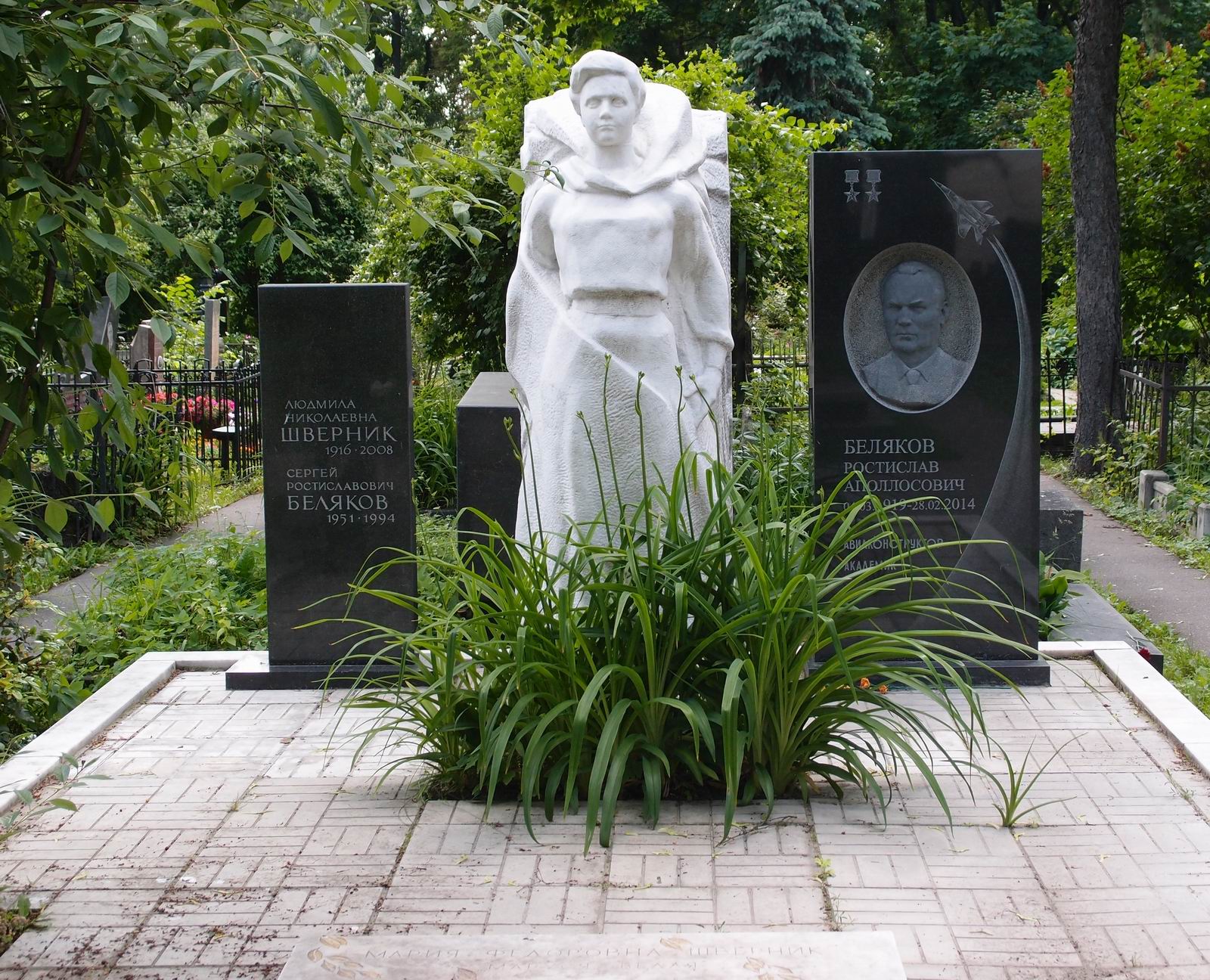 Памятник на могиле Шверник М.Ф. (1887–1959), ск. А.Степанова, арх. М.Минц, на Новодевичьем кладбище (1–41–3).