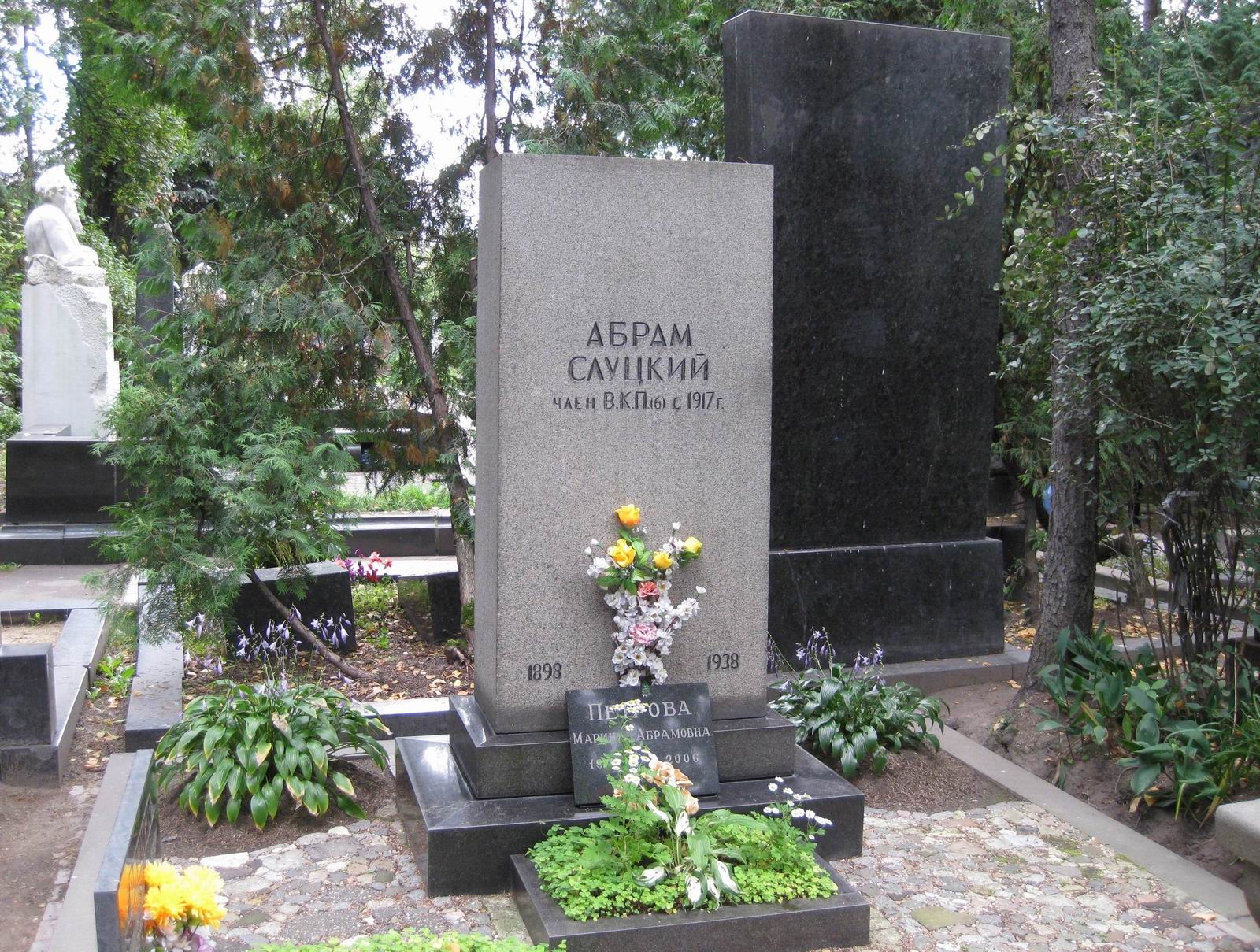 Памятник на могиле Слуцкого А.А. (1898–1938), на Новодевичьем кладбище (1–11–12).