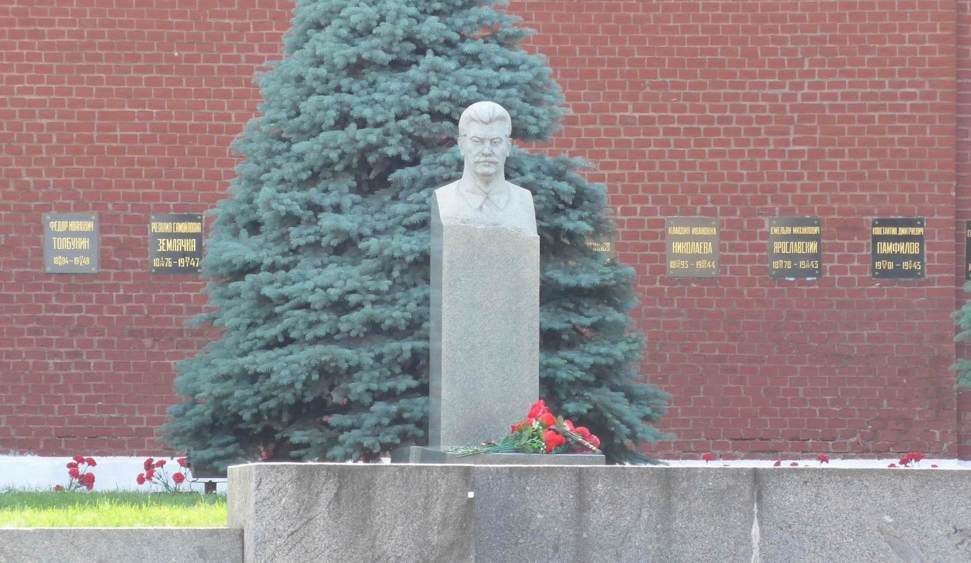 Памятник на могиле Сталина И.В. (1879–1953), ск. Н.В.Томский, в Некрополе у Кремлёвской стены.