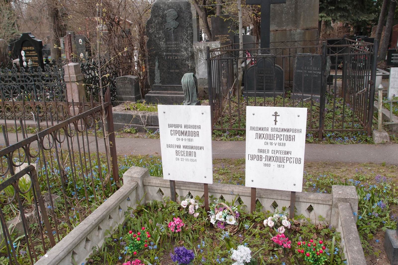 Памятник на могиле Стромиловой В.И. (?-1931), на Новодевичьем кладбище (1-21-5).