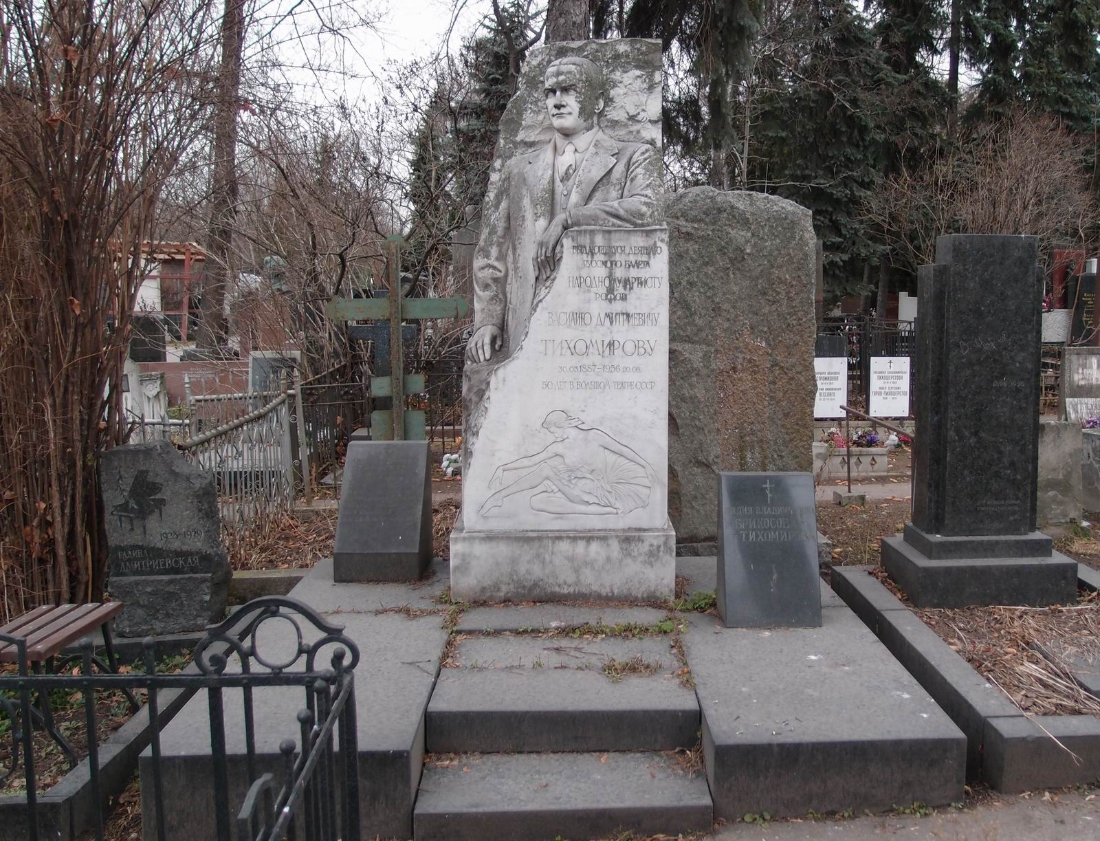 Памятник на могиле Тихомирова В.Д. (1876–1956), ск. Е.Янсон-Манизер, арх. К.Чернопятов, на Новодевичьем кладбище (1–23–3).