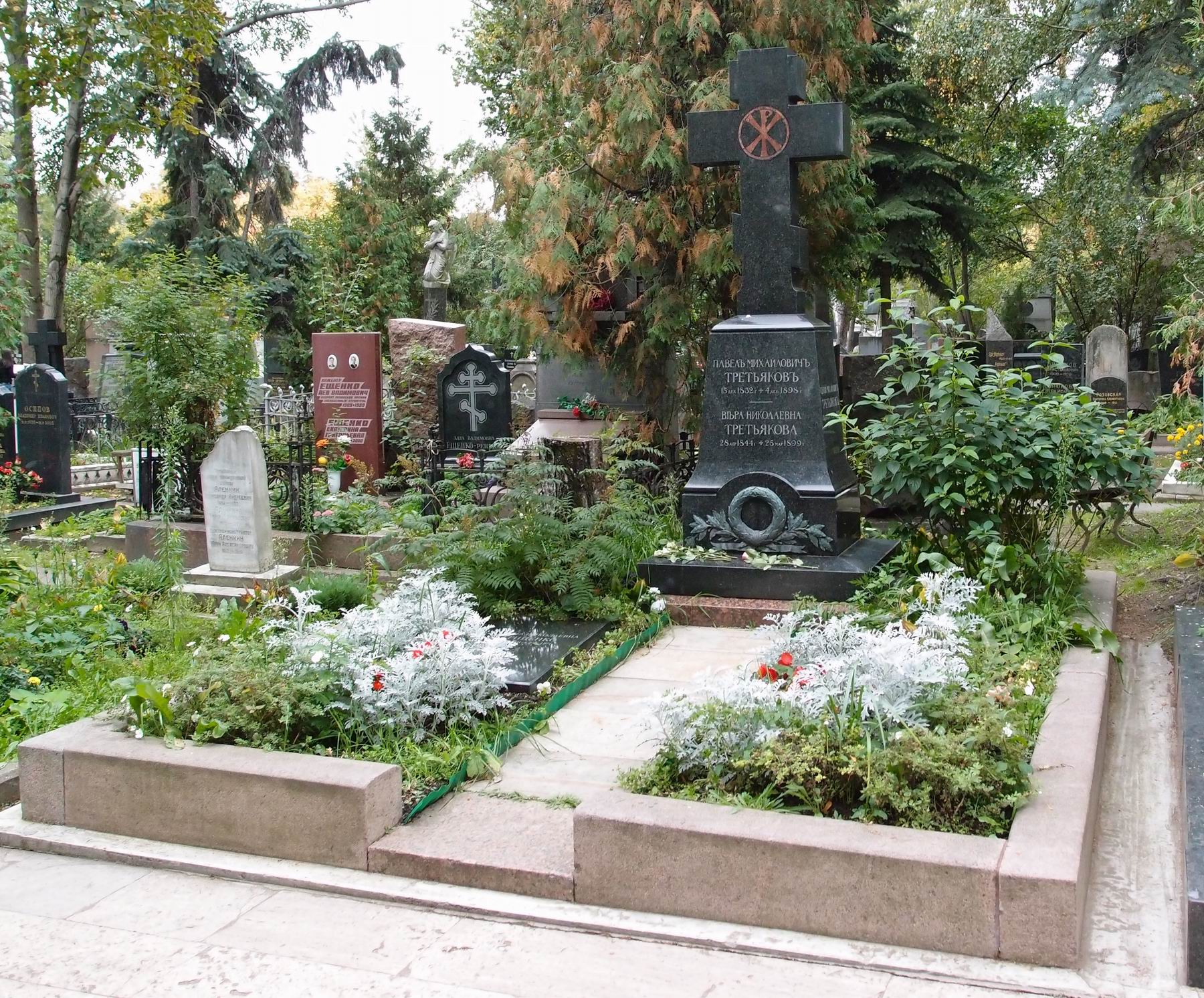 Памятник на могиле Третьякова П.М. (1832-1898), ск. И.Орлов по проекту худ. И.Остроухова, на Новодевичьем кладбище (1-14-10).