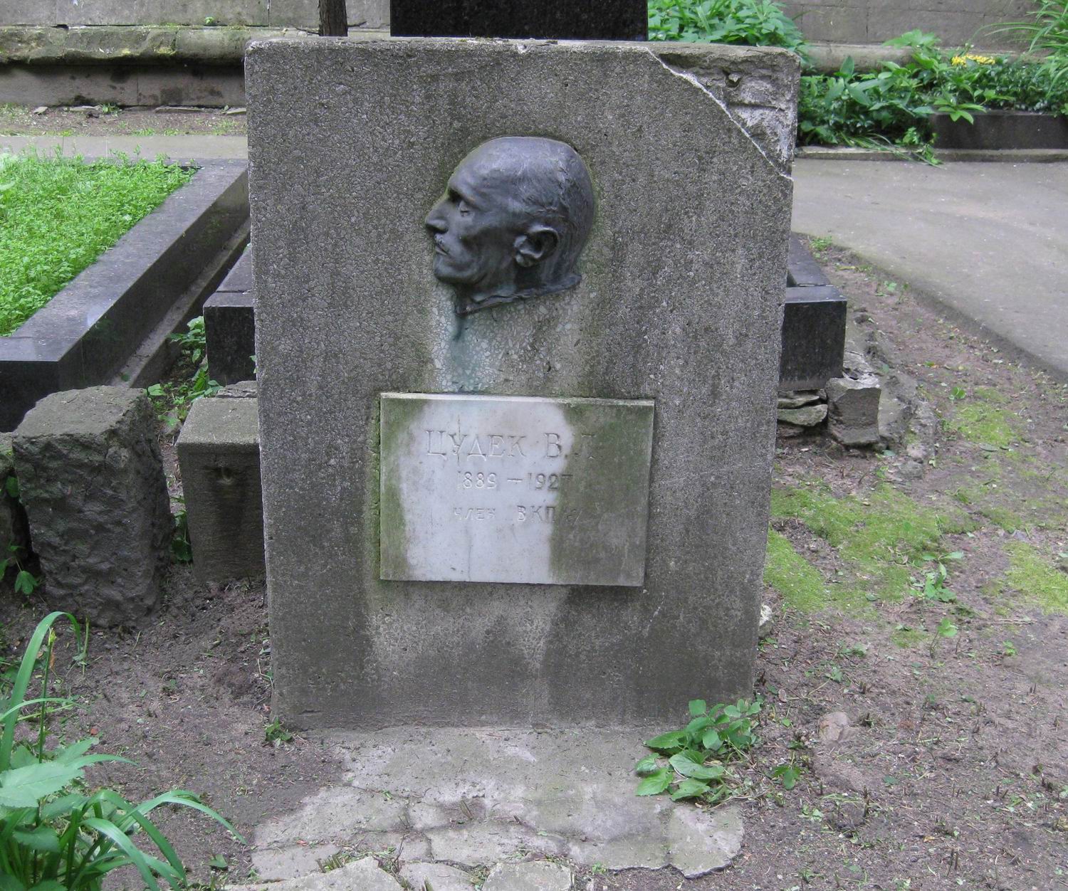 Памятник на могиле Цудека В.Л. (1889-1927), на Новодевичьем кладбище (1-46-26).